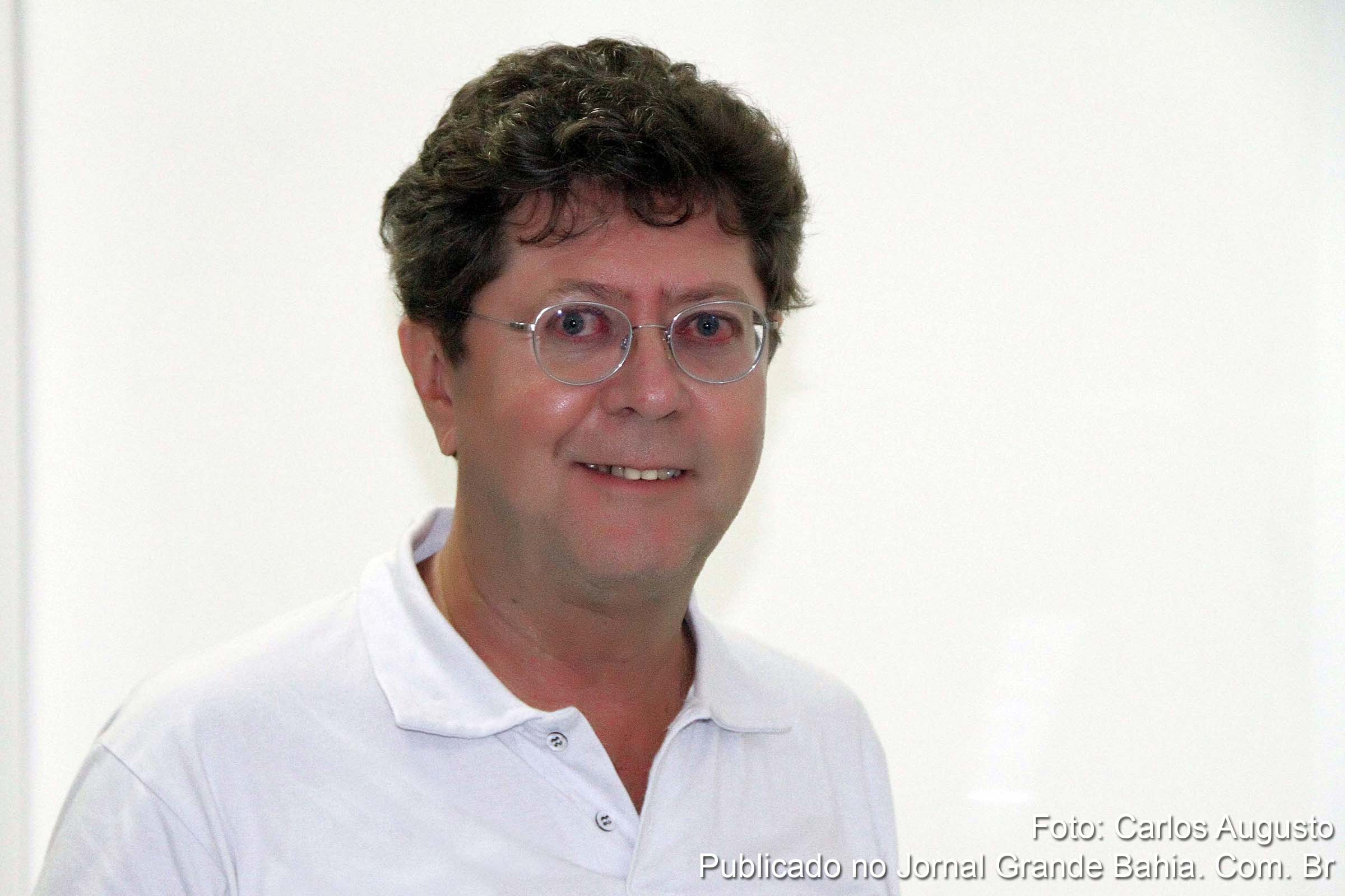 Baiano de Salvador, Juarez Duarte Bomfim é sociólogo e mestre em Administração pela Universidade Federal da Bahia (UFBA), doutor em Geografia Humana pela Universidade de Salamanca, Espanha; e professor da Universidade Estadual de Feira de Santana (UEFS).