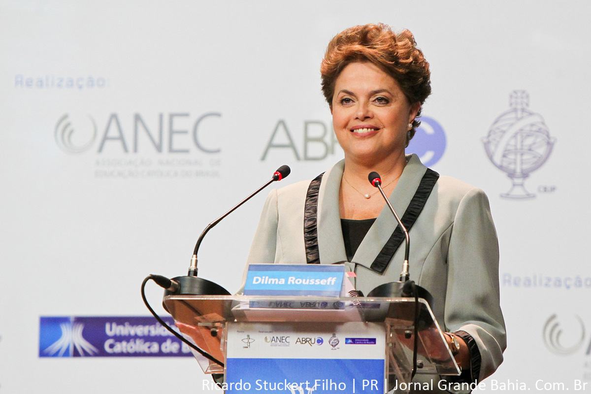 Dilma Vana Rousseff: “Hoje o PT e o PMDB se unem mais uma vez para fazer história e isso significa avançar de forma mais sólida pelo Brasil”.