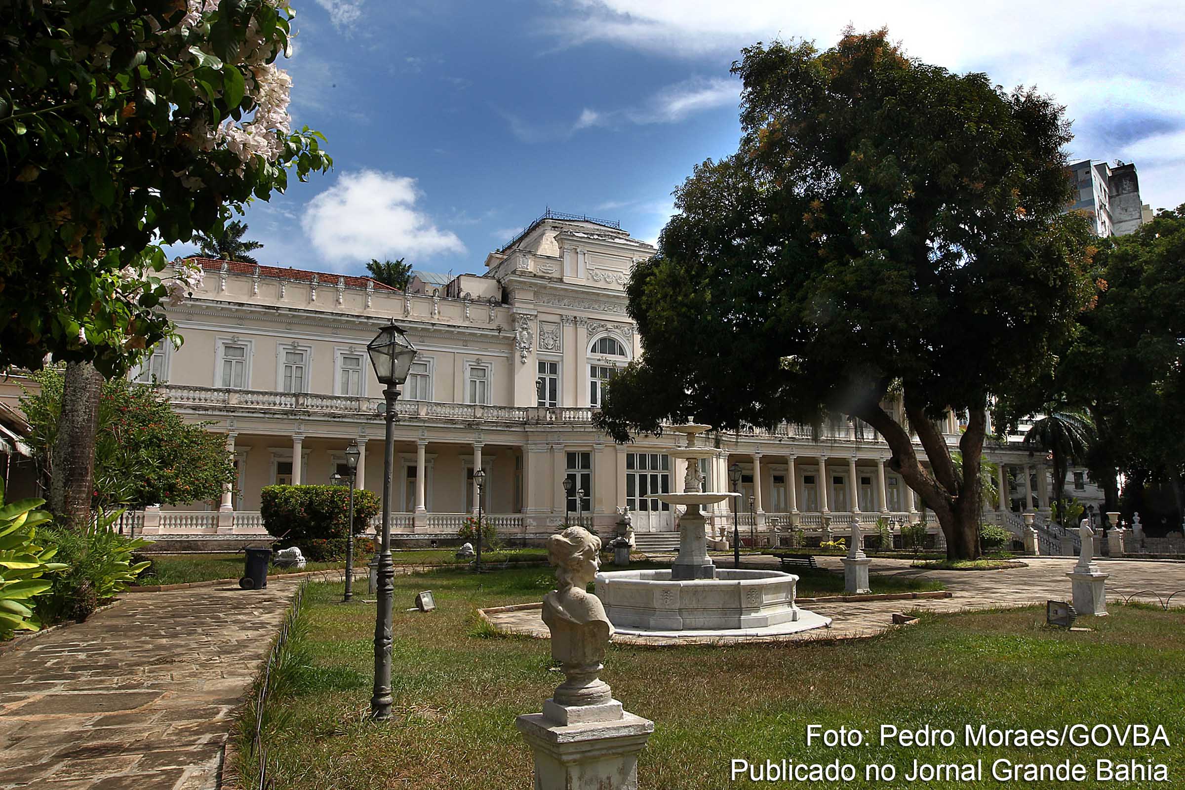 O Teatro Vila Velha é uma casa para espetáculos teatrais da cidade de Salvador. Ele é conhecido por 'Vila', cuja fundação data de 1964. O teatro está localizado à Avenida Sete, no interior do Passeio Público (Bairro do Campo Grande).
