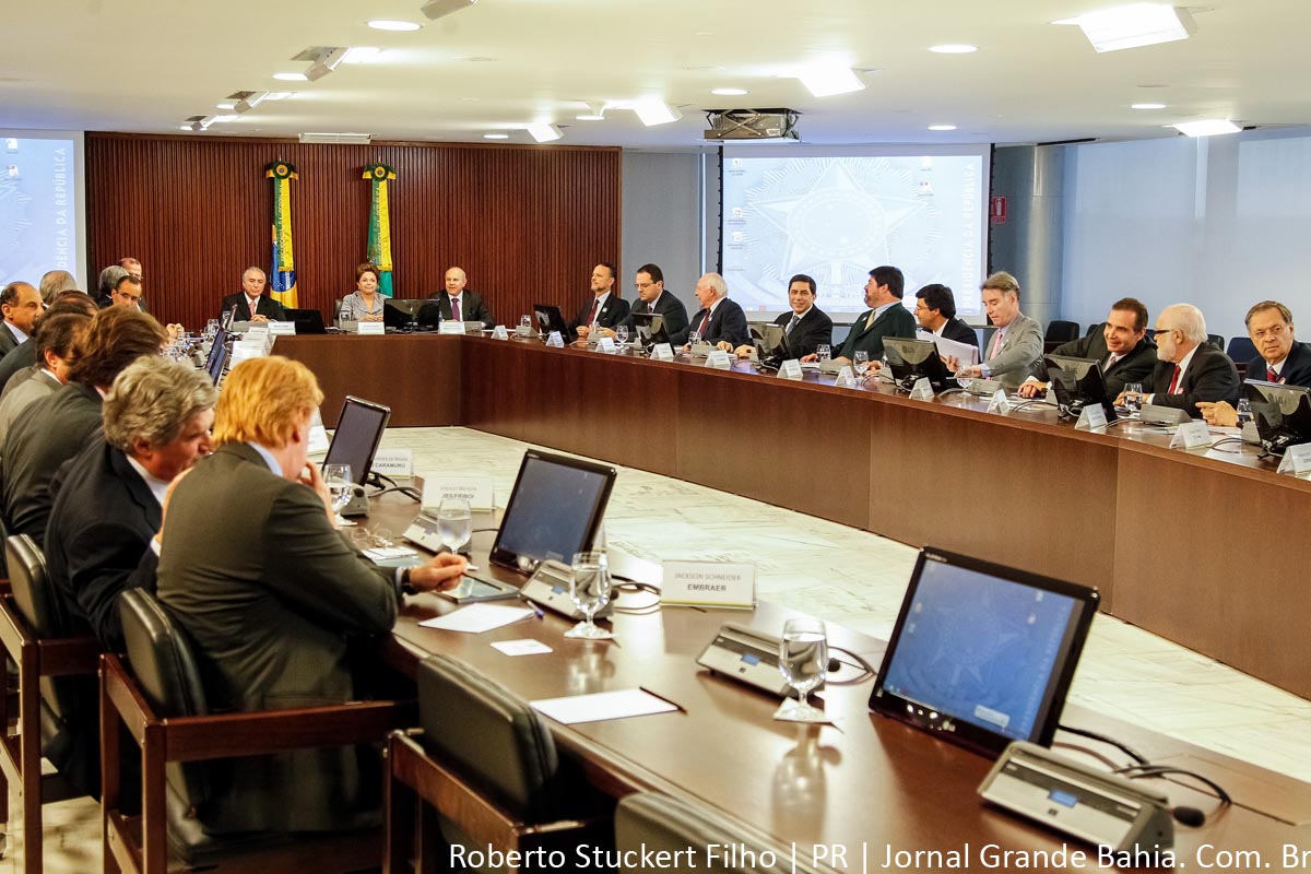Presidente Dilma Rousseff anuncia mudanças na remuneração da poupança durante reunião em Brasília. 