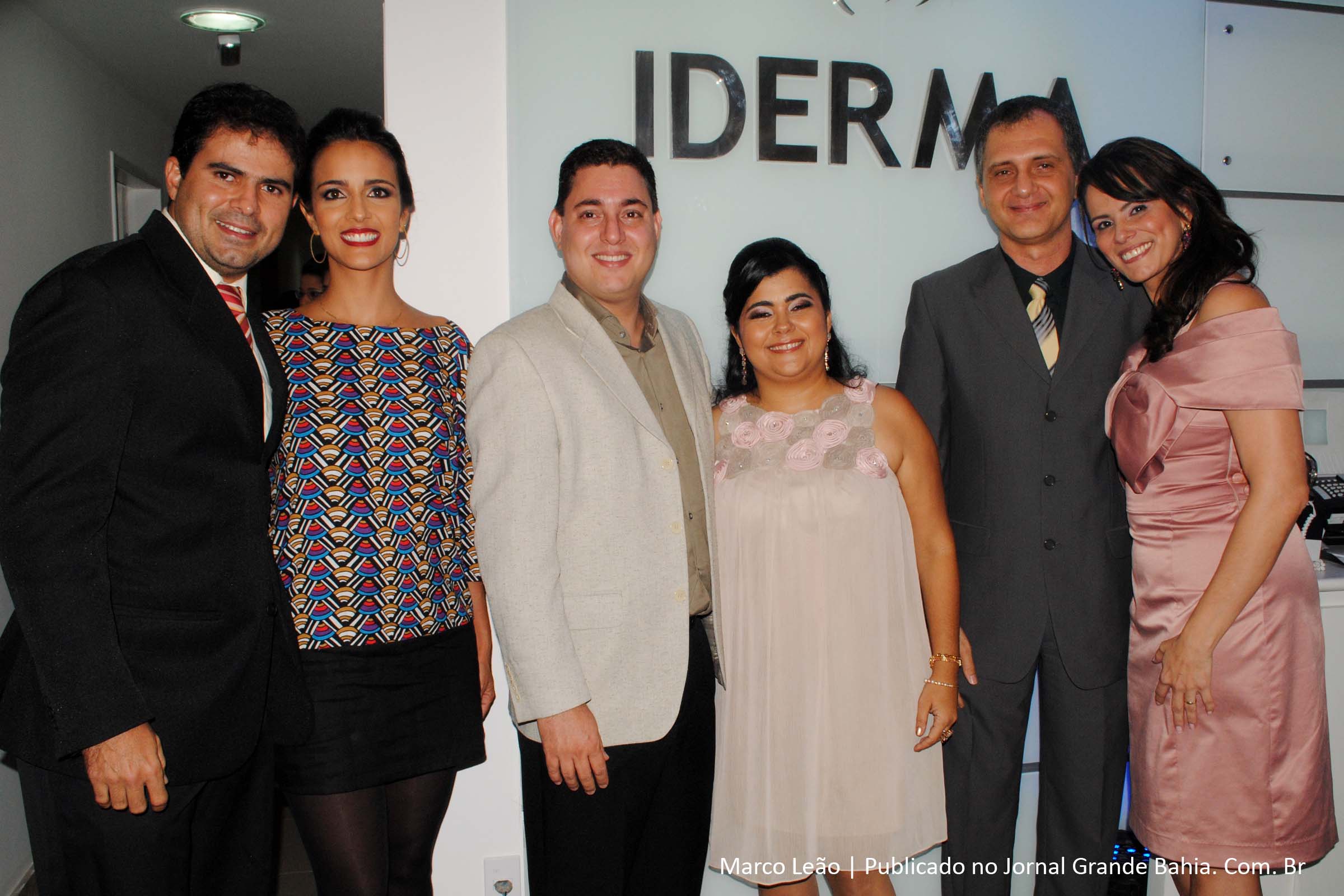 Sócias da Clínica Iderma, Dra. Helga Clementino, Dra. Rivana Bosch e Dra Deborah Duarte com seus respectivos maridos na inauguração.