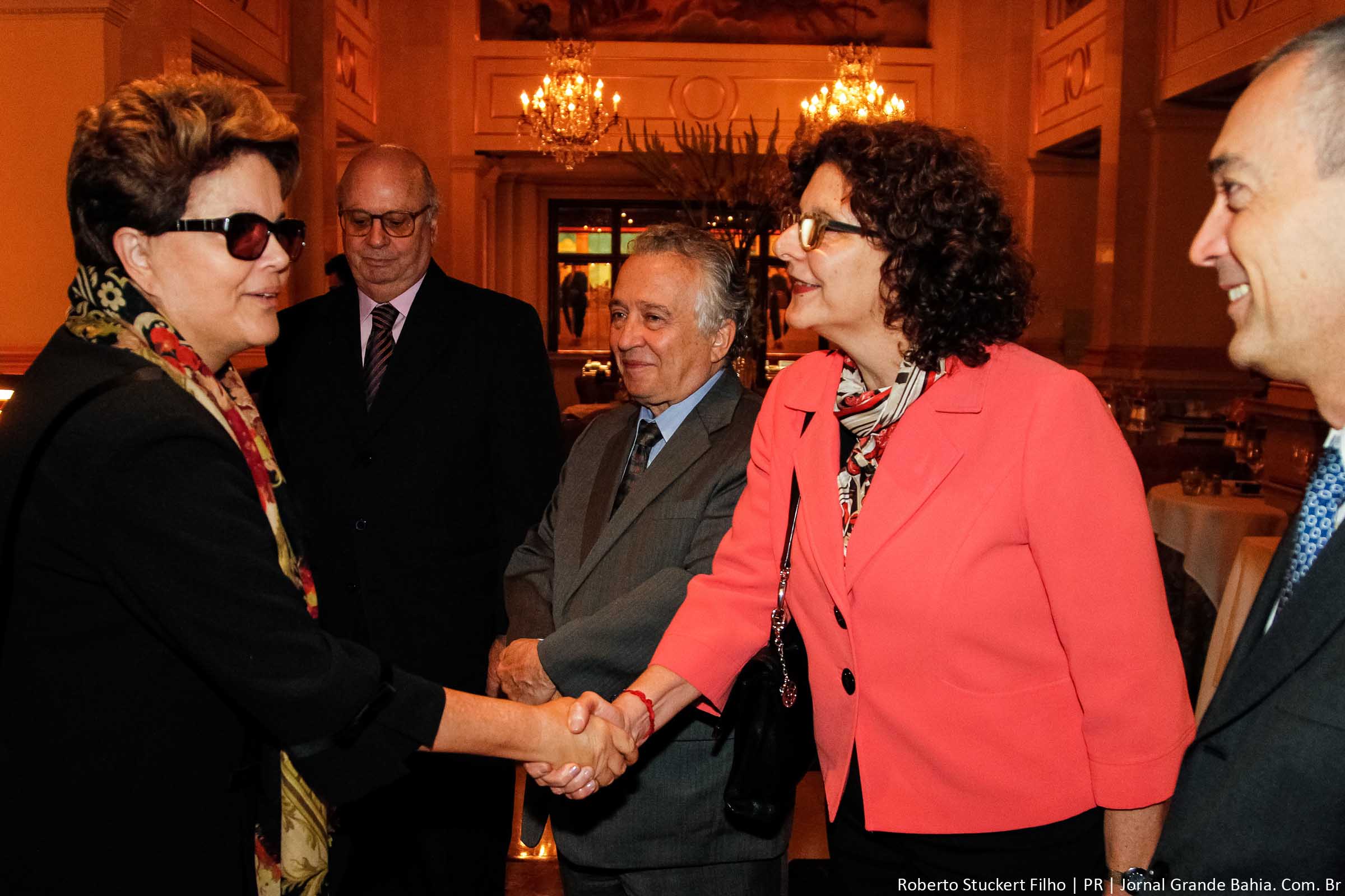 Presidenta Dilma Rousseff recebe cumprimentos na chegada a Nova Iorque, em 23 de setembro de 2012.