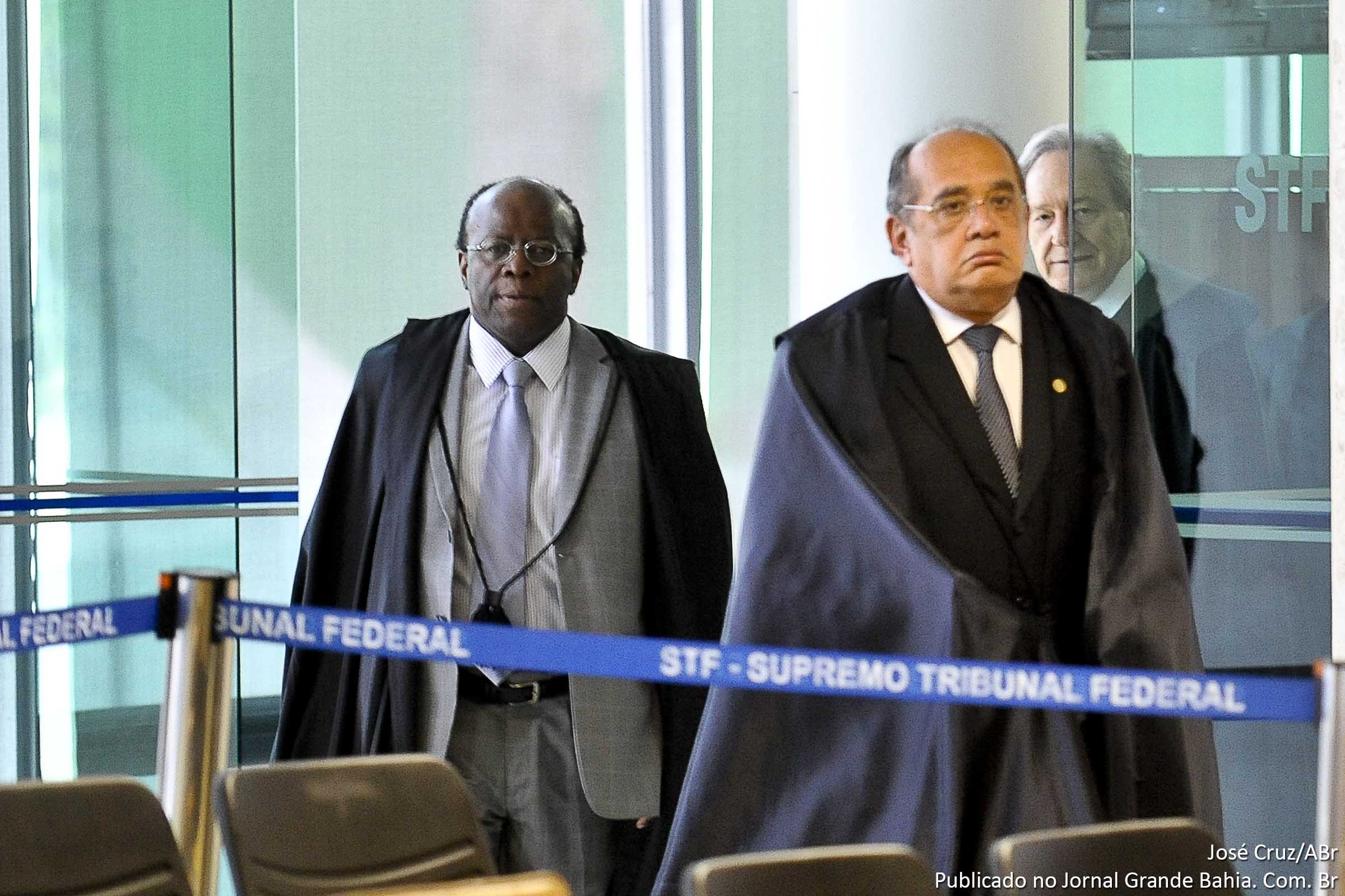 Os ministros do Supremo Tribunal Federal (STF), Joaquim Barbosa, Gilmar Mendes, e Ricardo Lewandowski, chegam para a vigésima sexta sessão de julgamento do mensalão no STF.