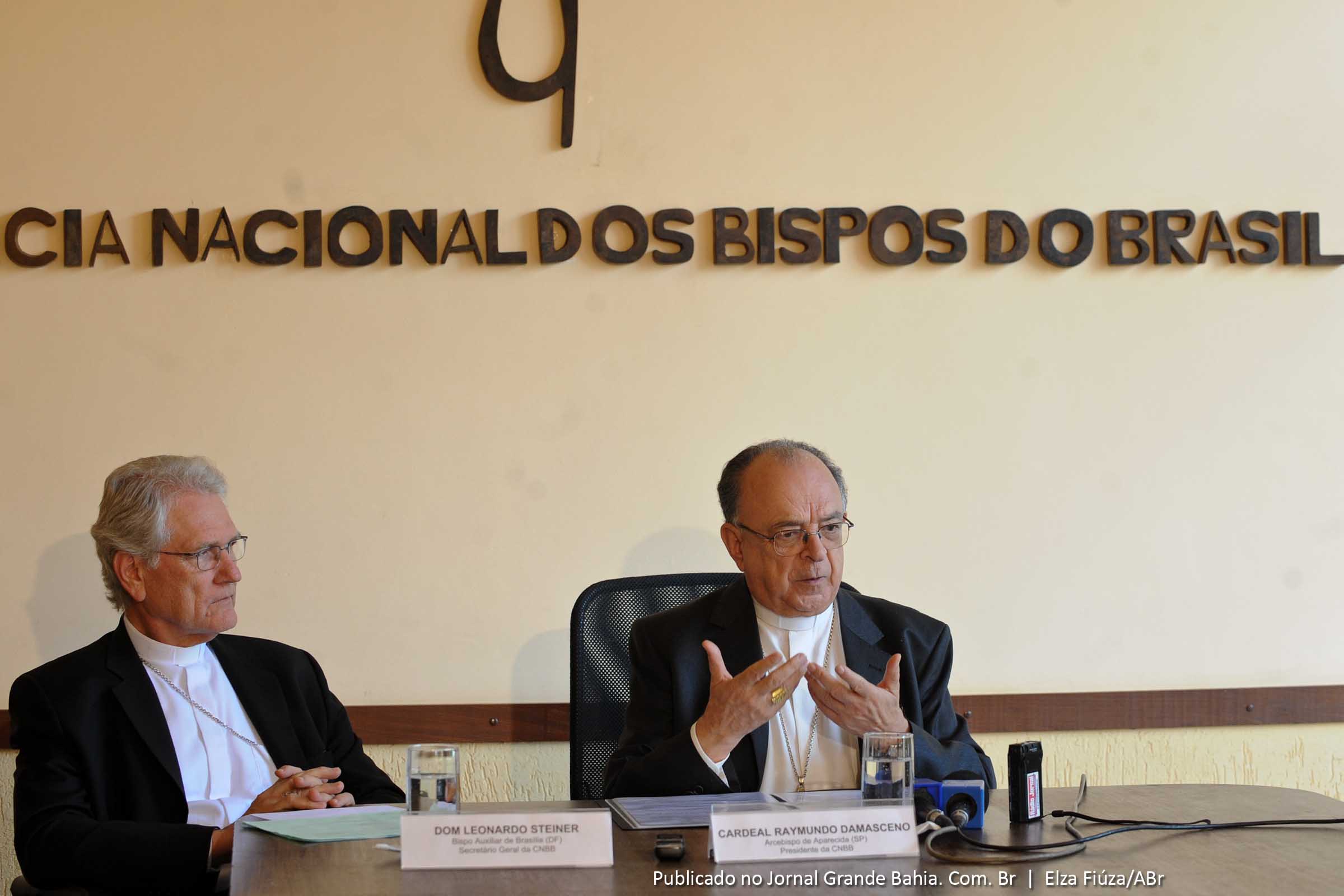 O presidente da CNBB, dom Raymundo Damasceno Assis, fala à imprensa no encerramento da reunião do Conselho Permanente da entidade. Ao lado, o secretário-geral dom Leonardo Steiner.