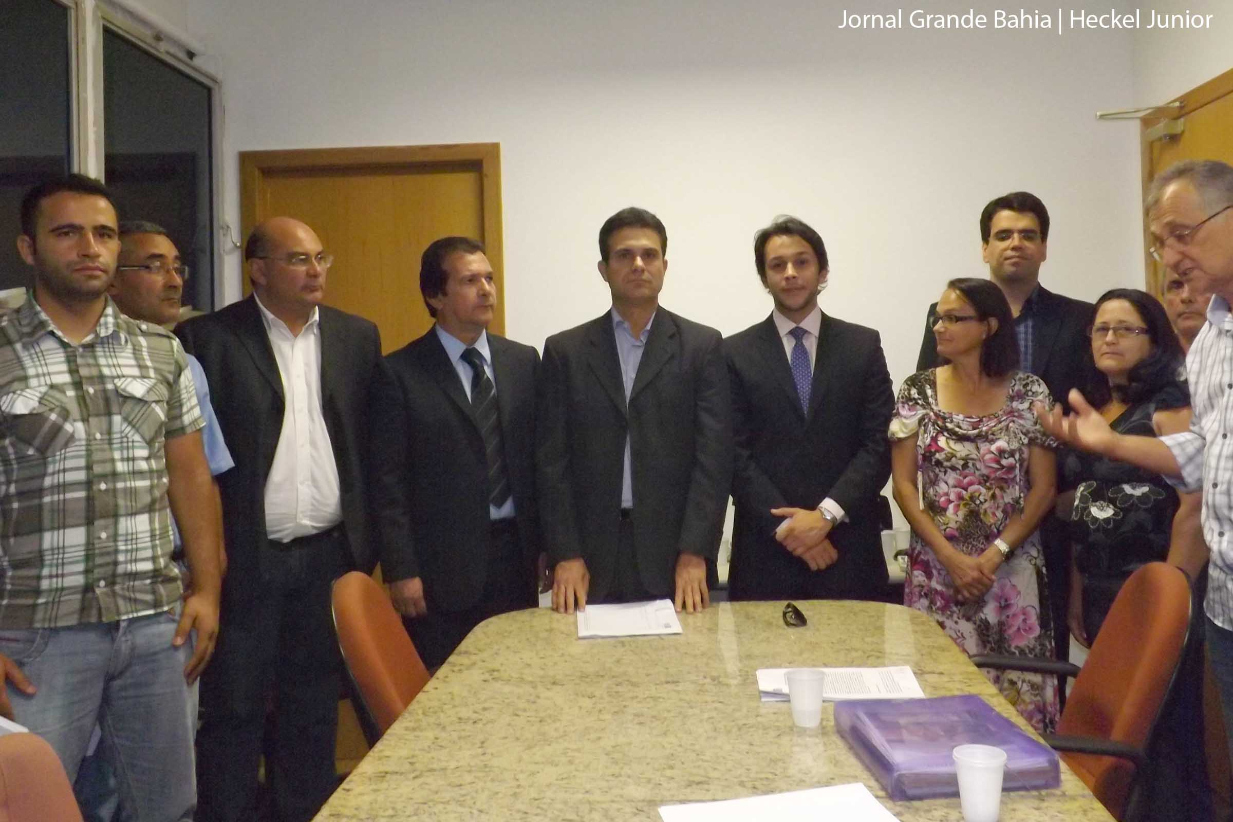 Eduardo Salles e beneficiários do convênio que garante reforma de alambiques na Chapada Diamantina.