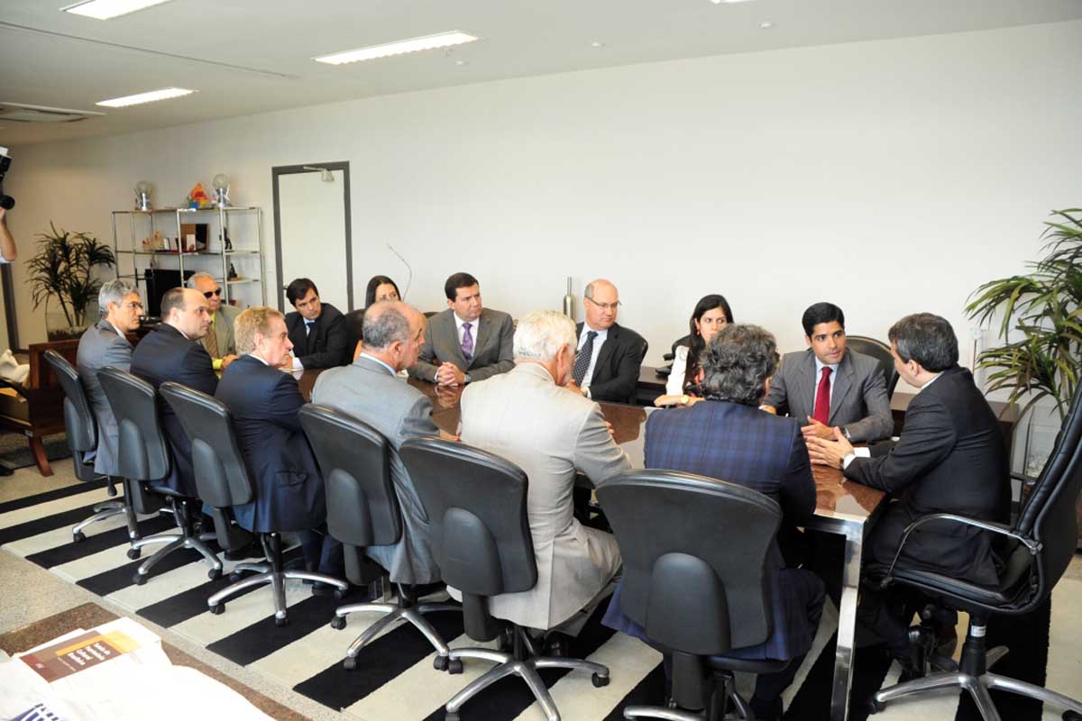 ACM Neto e representantes do Ministério Público discutem problemas de Salvador.