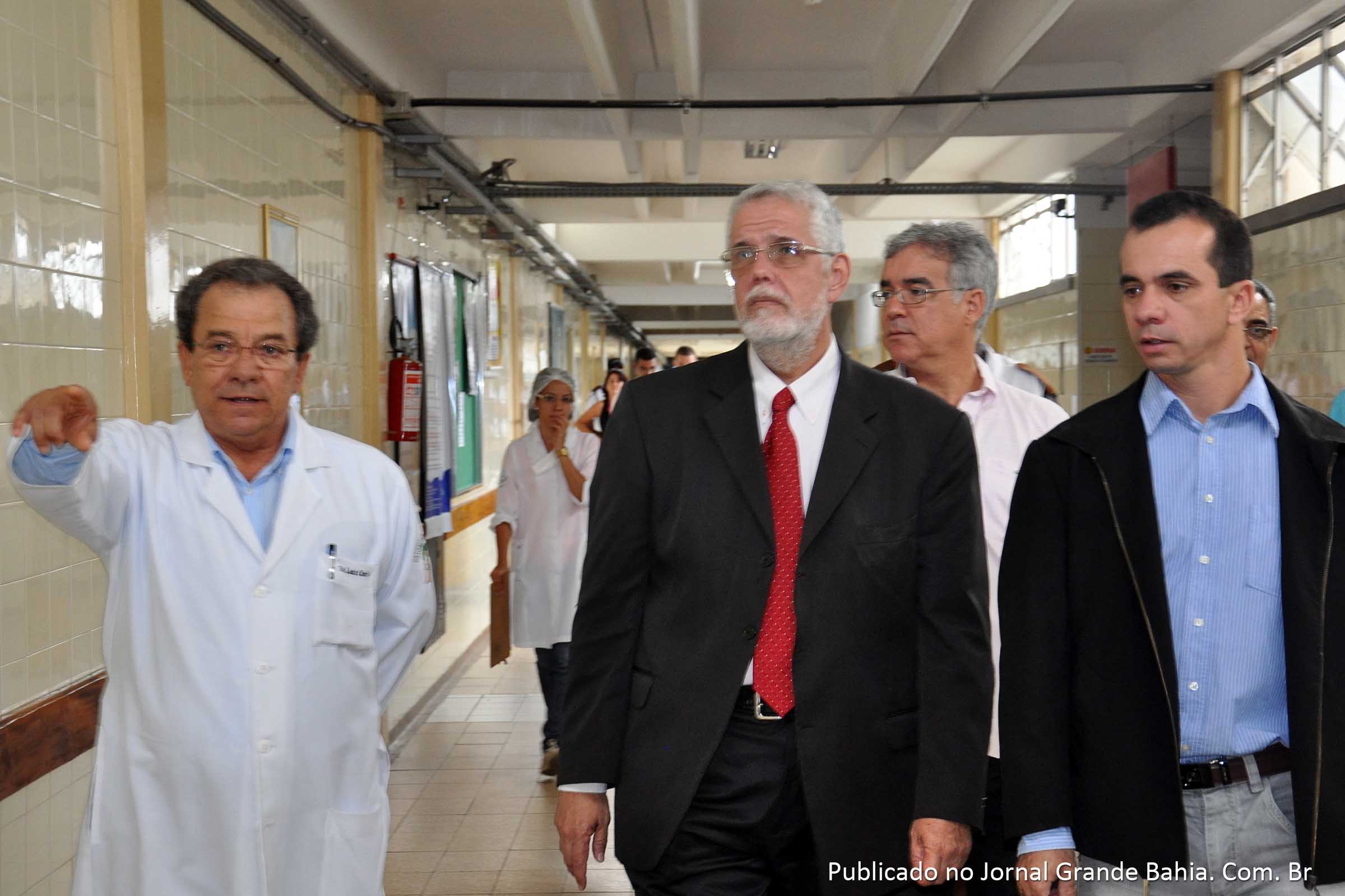 Luiz Carlos, diretor médico HCGA, mostra setores do hospital.