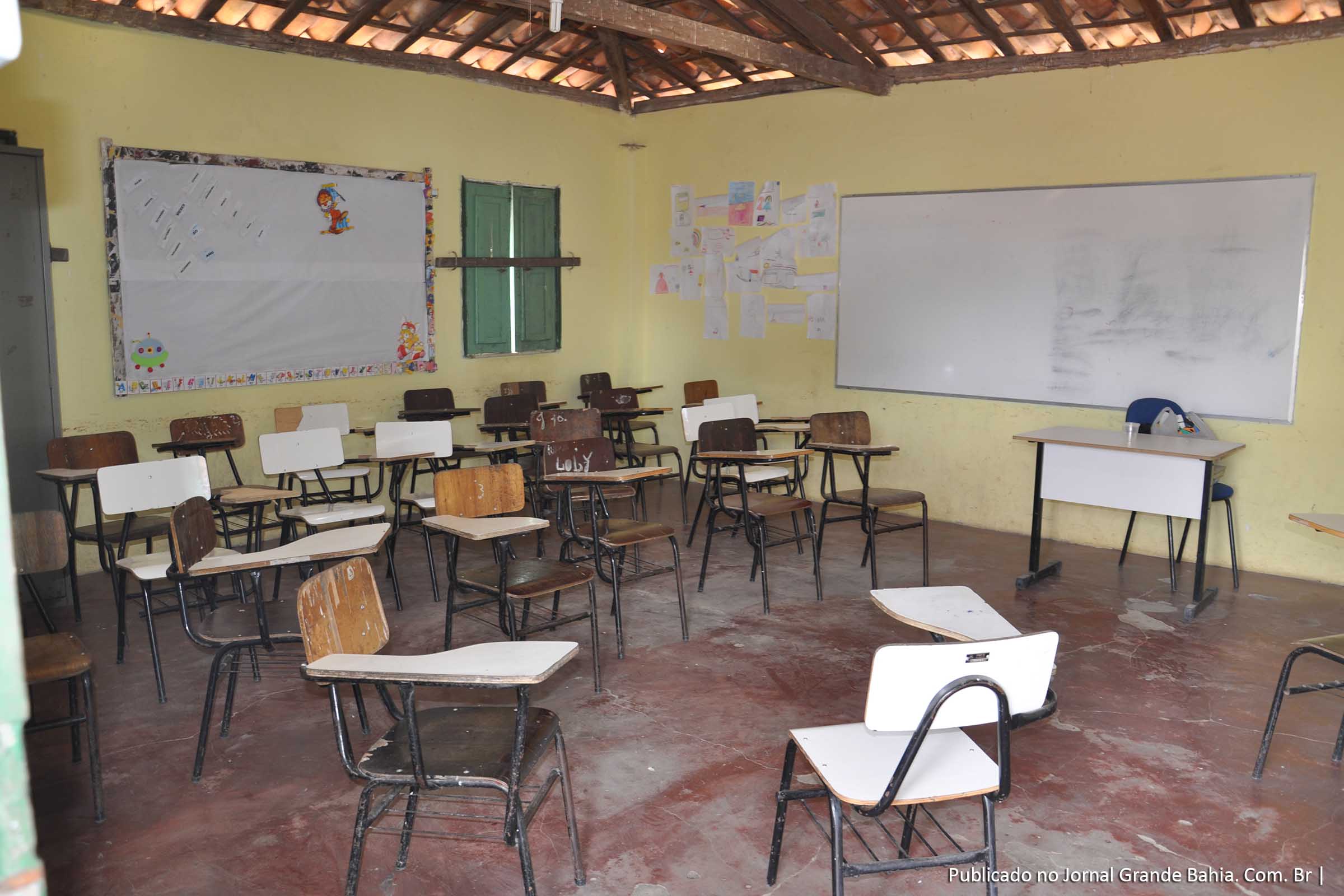 Descaso com educação em Feira de Santana por parte do município fica evidente quando se observa a qualidade física das escolas.