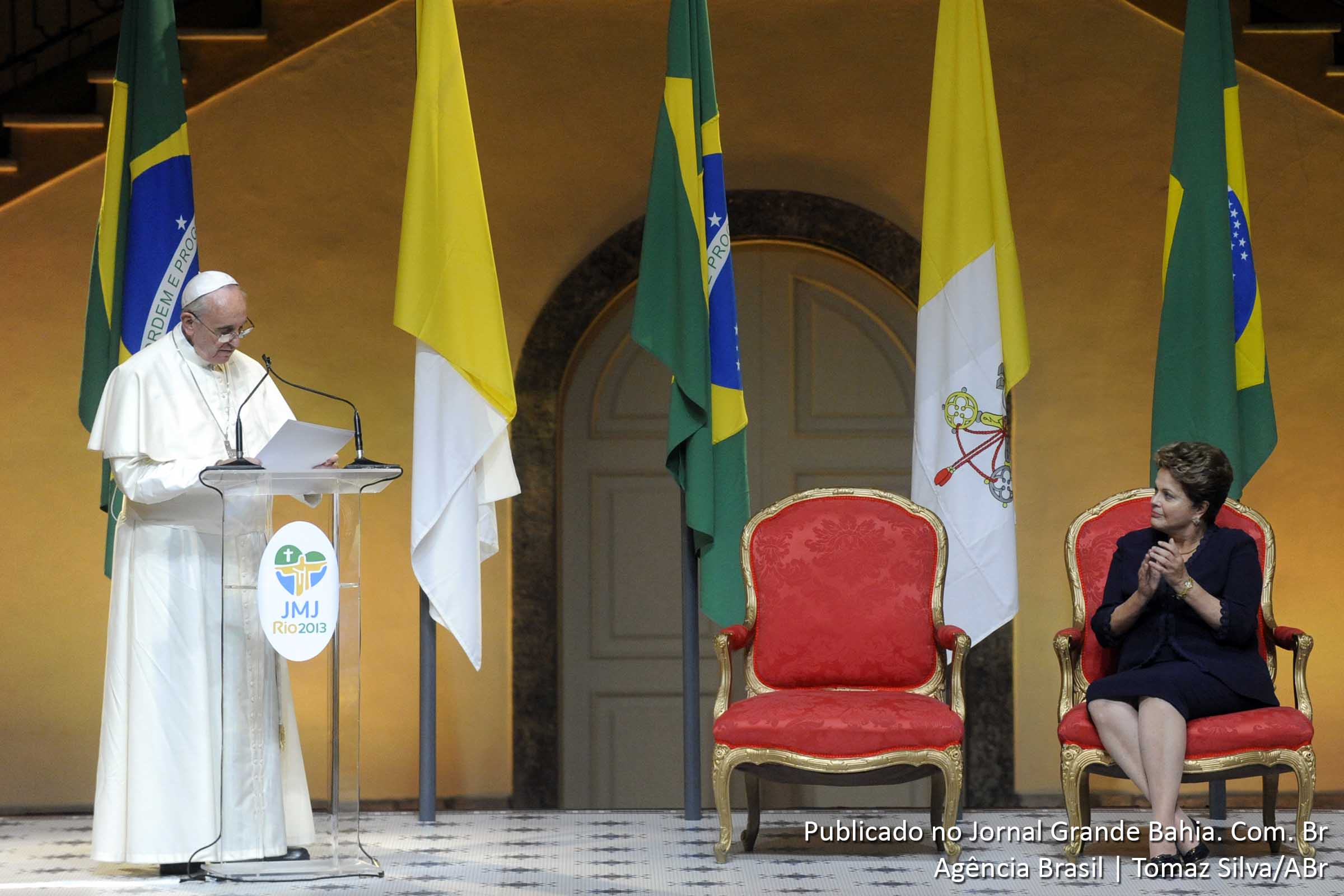 A presidenta Dilma Rousseff acompanha atentamente o discurso do papa Francisco, no Palácio Guanabara, que falou em português.