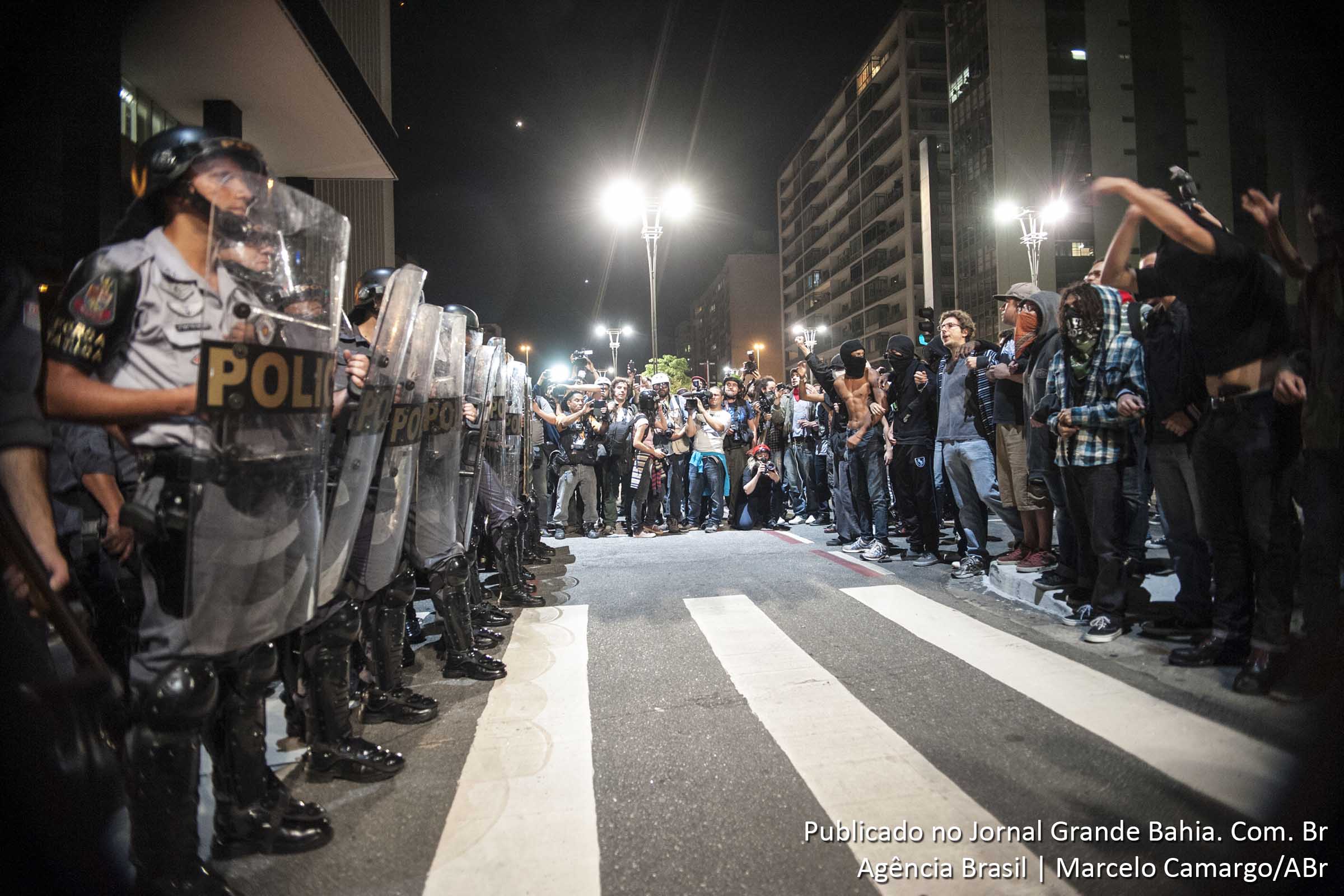 Novo protesto contra o governador Geraldo Alckmin, o desaparecimento do pedreiro Amarildo de Souza no Rio de Janeiro e a militarização da polícia em frente a prefeitura de São Paulo