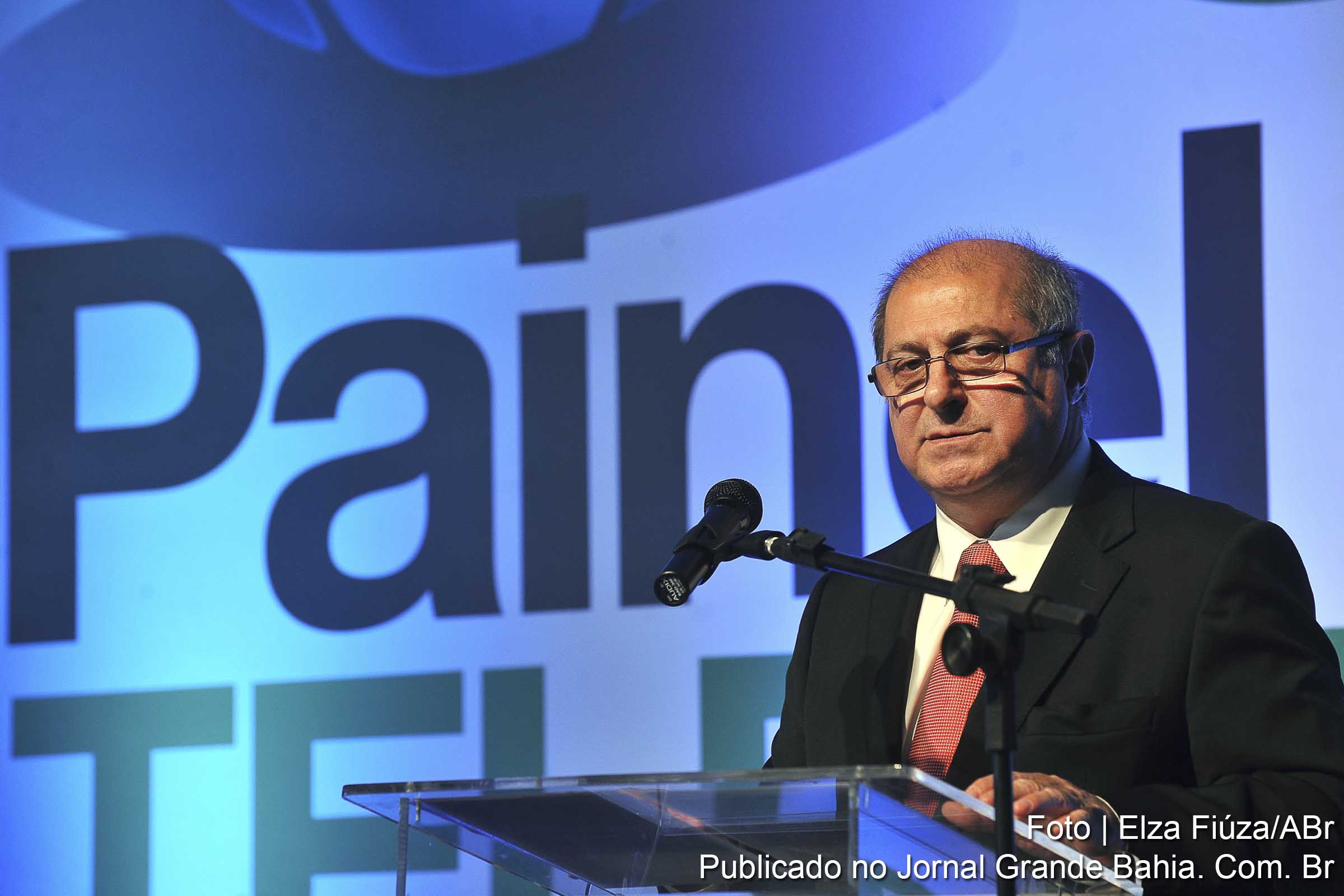 Ministro das Comunicações, Paulo Bernardo, defende regulação da mídia.