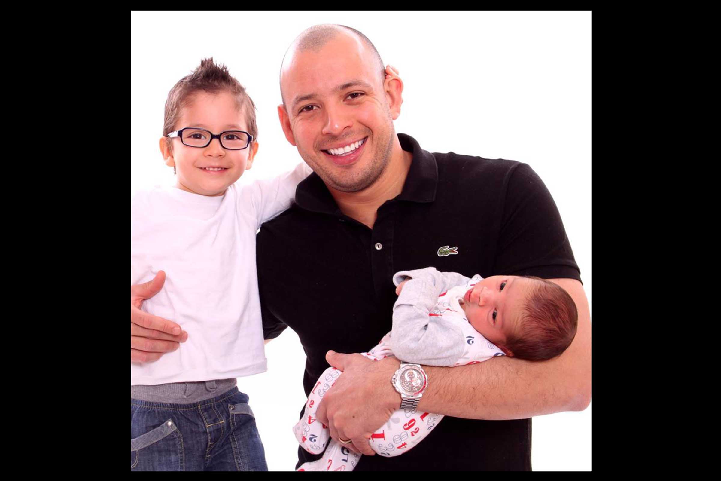 Tom Larangeira e seus filhos londrinos Tomas e Theo.