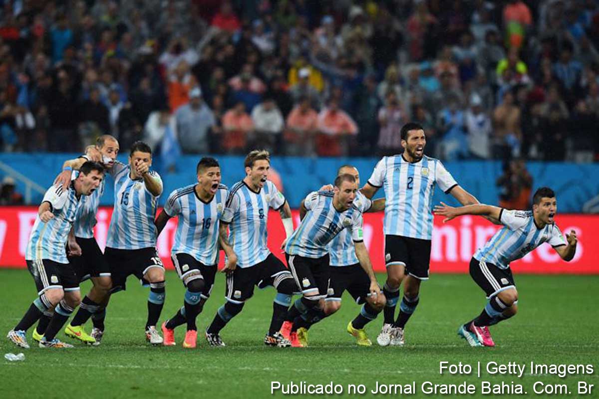 Seleção Argentina vence Holanda e disputa final com Alemanha.