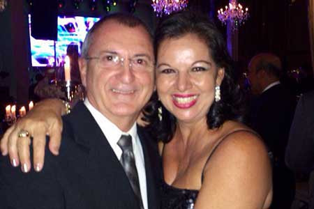 O aniversariante da semana empresário Carlos Henrique Silva ladeado por sua musa Rosa Adelia.