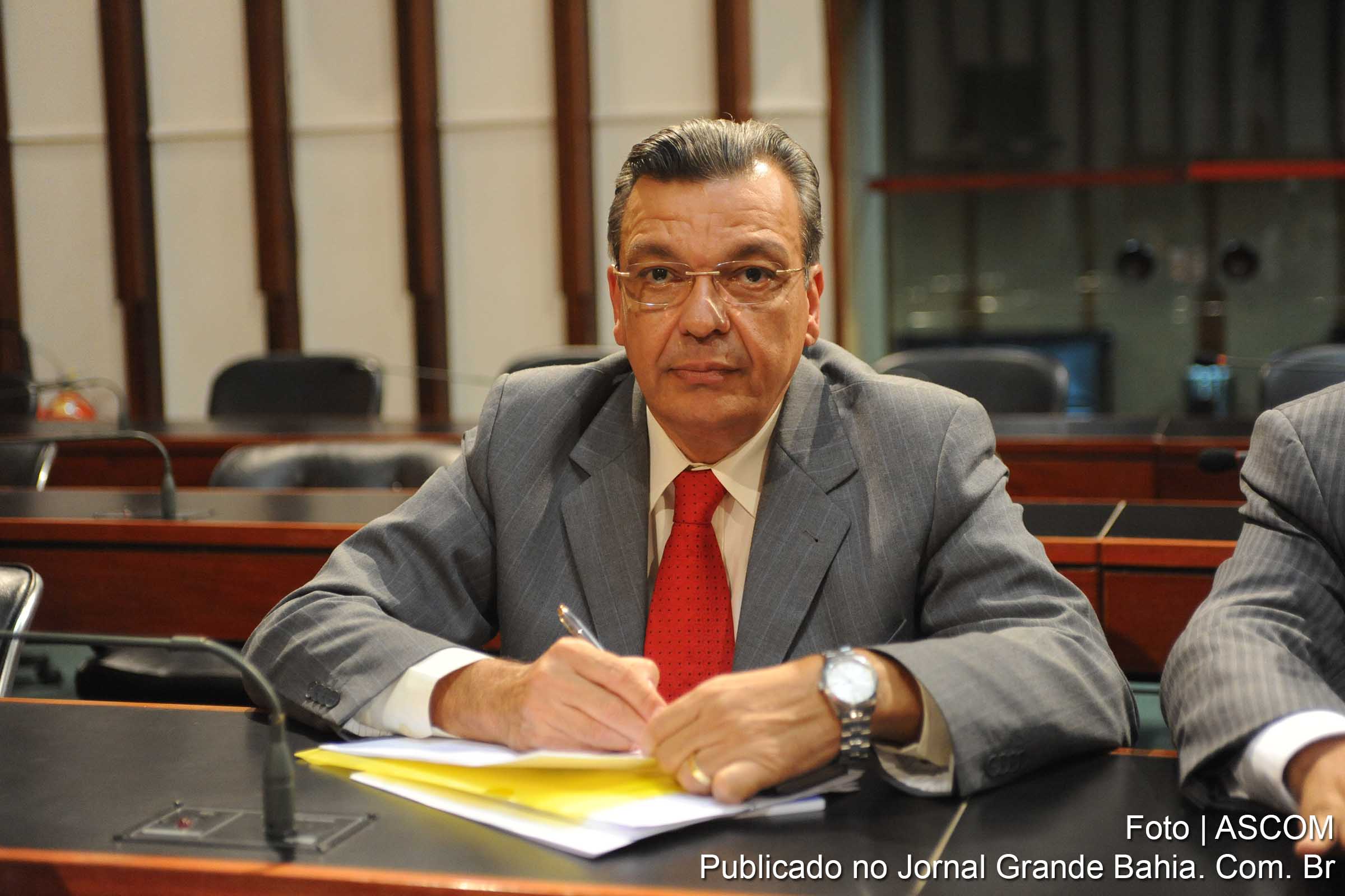 Deputado Targino Machado critica benefício.