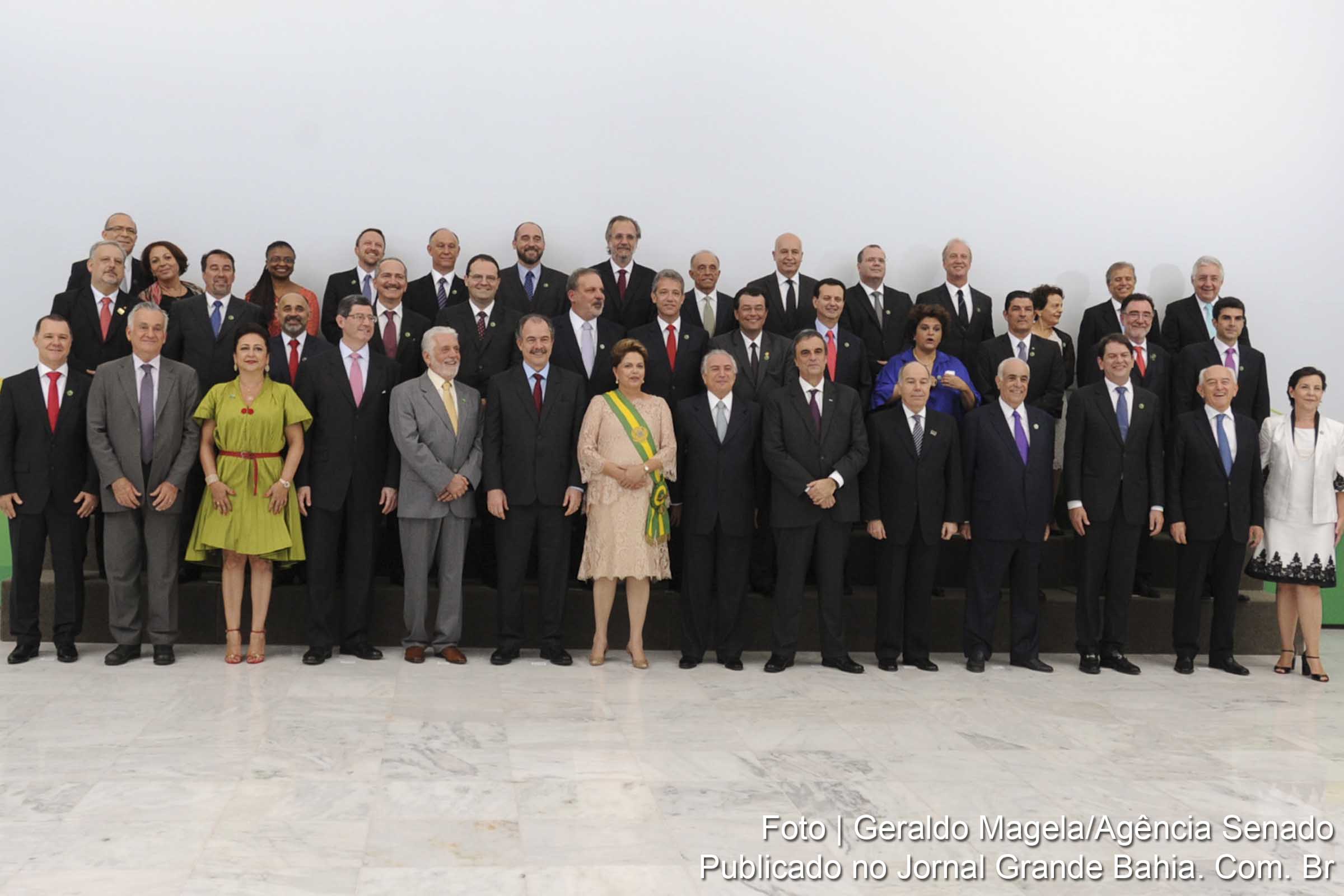 Presidenta Dilma Rousseff ao lados dos 39 ministros nomeados para os segundo mandato.