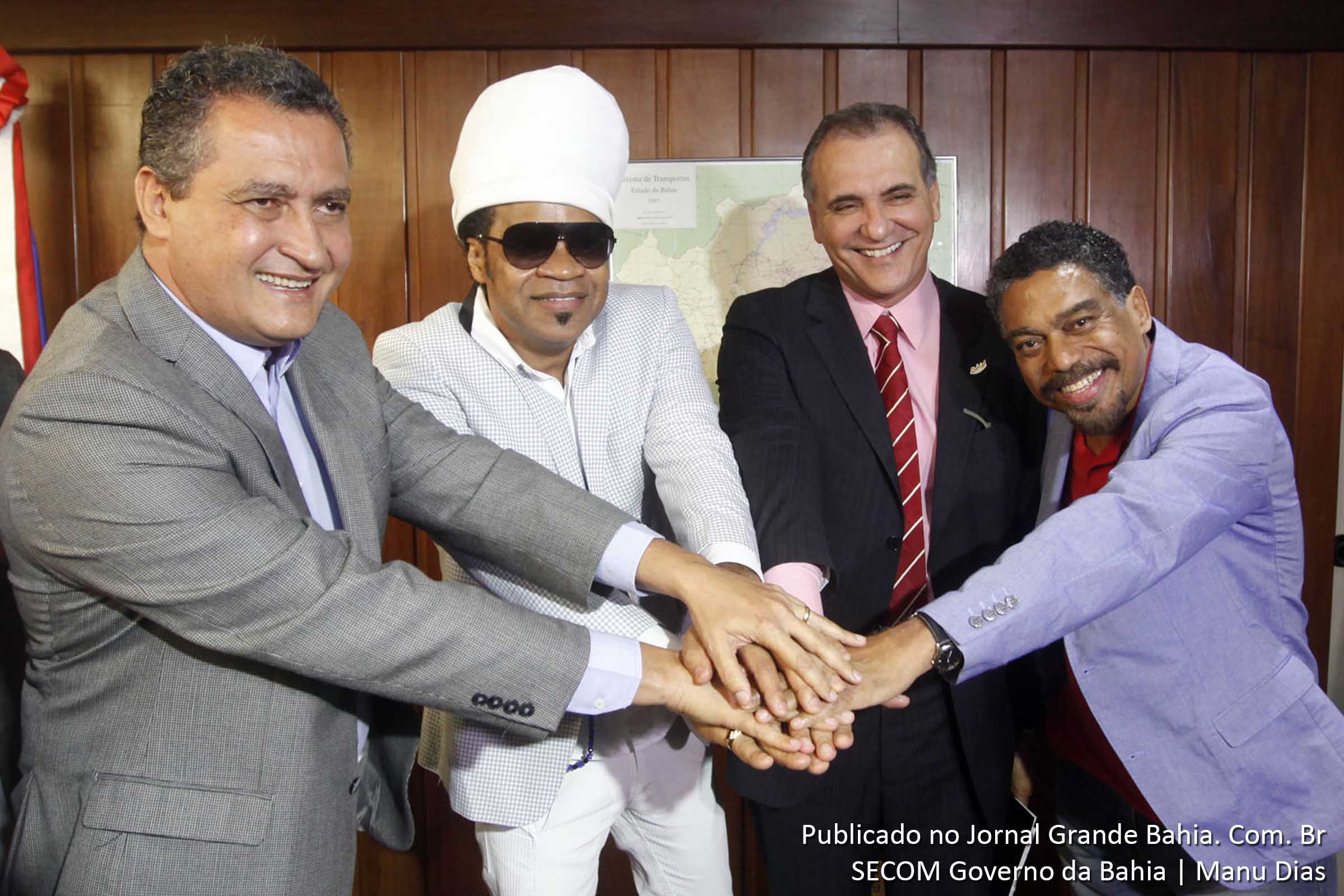 Rui Costa, Carlinhos Brown, Nelson Pelegrino, e Jorge Portugal comemoram união para troca de ideias.