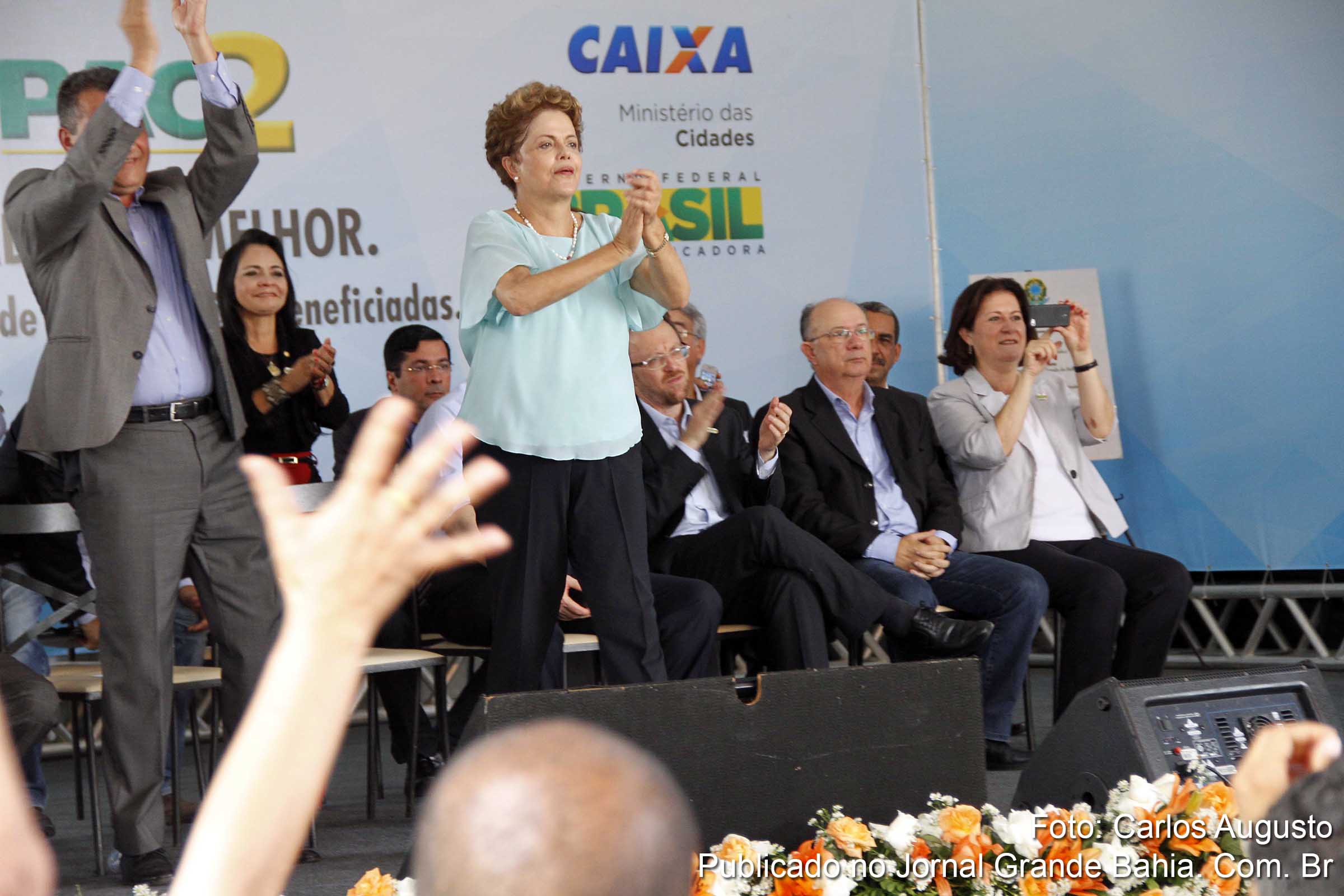 Ao visitar Feira de Santana, presidenta Dilma Rousseff busca aproximar-se das massas e mudar a pauta sobre corrupção e crise econômica, abordados pela imprensa. Realidade socioeconômico do empreendimento inaugurado traduz a práxis de um governo clivado pela corrupção e ineficiência.