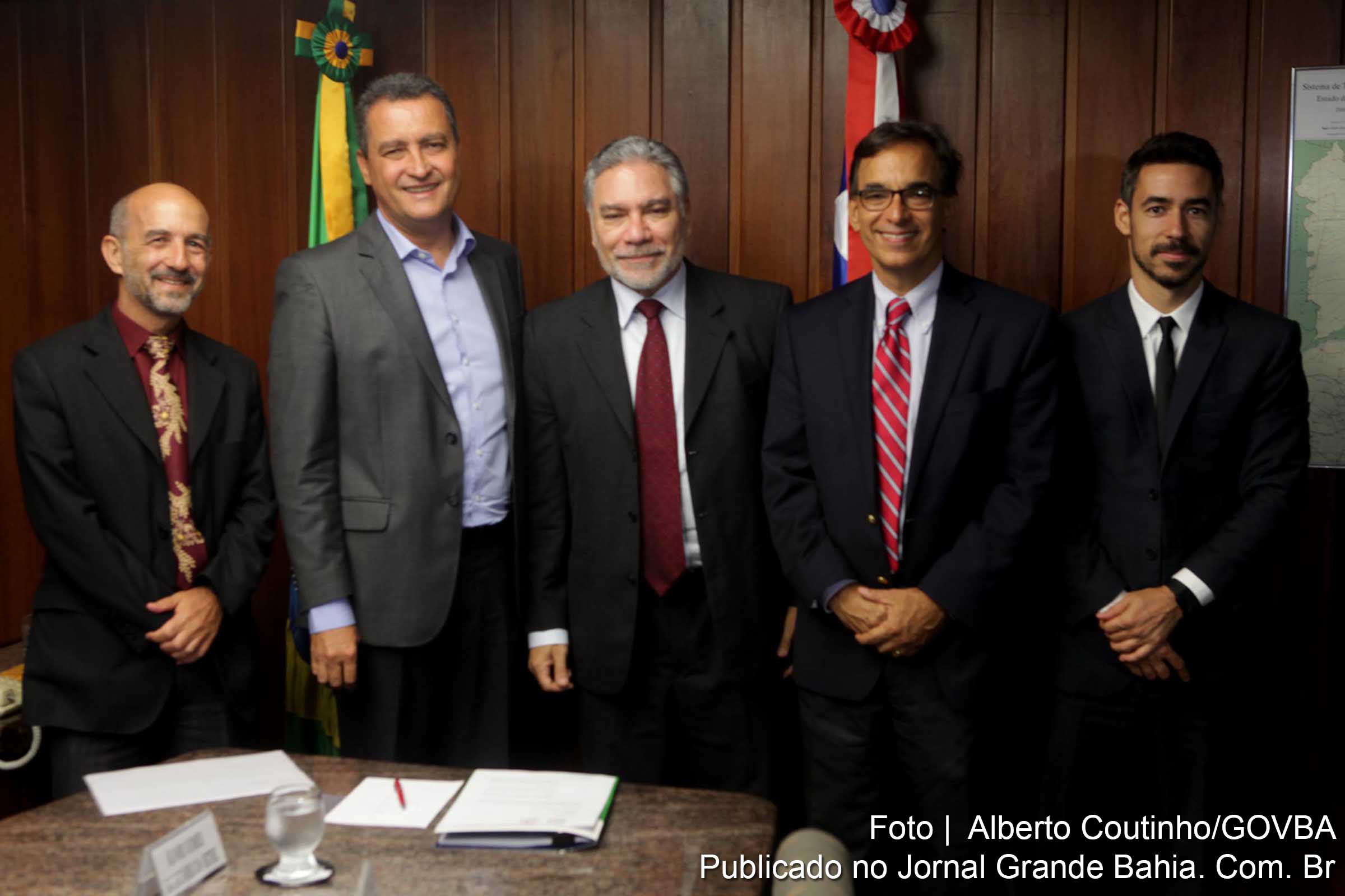 Governador Rui Costa e membros do Comitê Organizador Jogos Olímpicos e Paralímpicos Rio 2016.