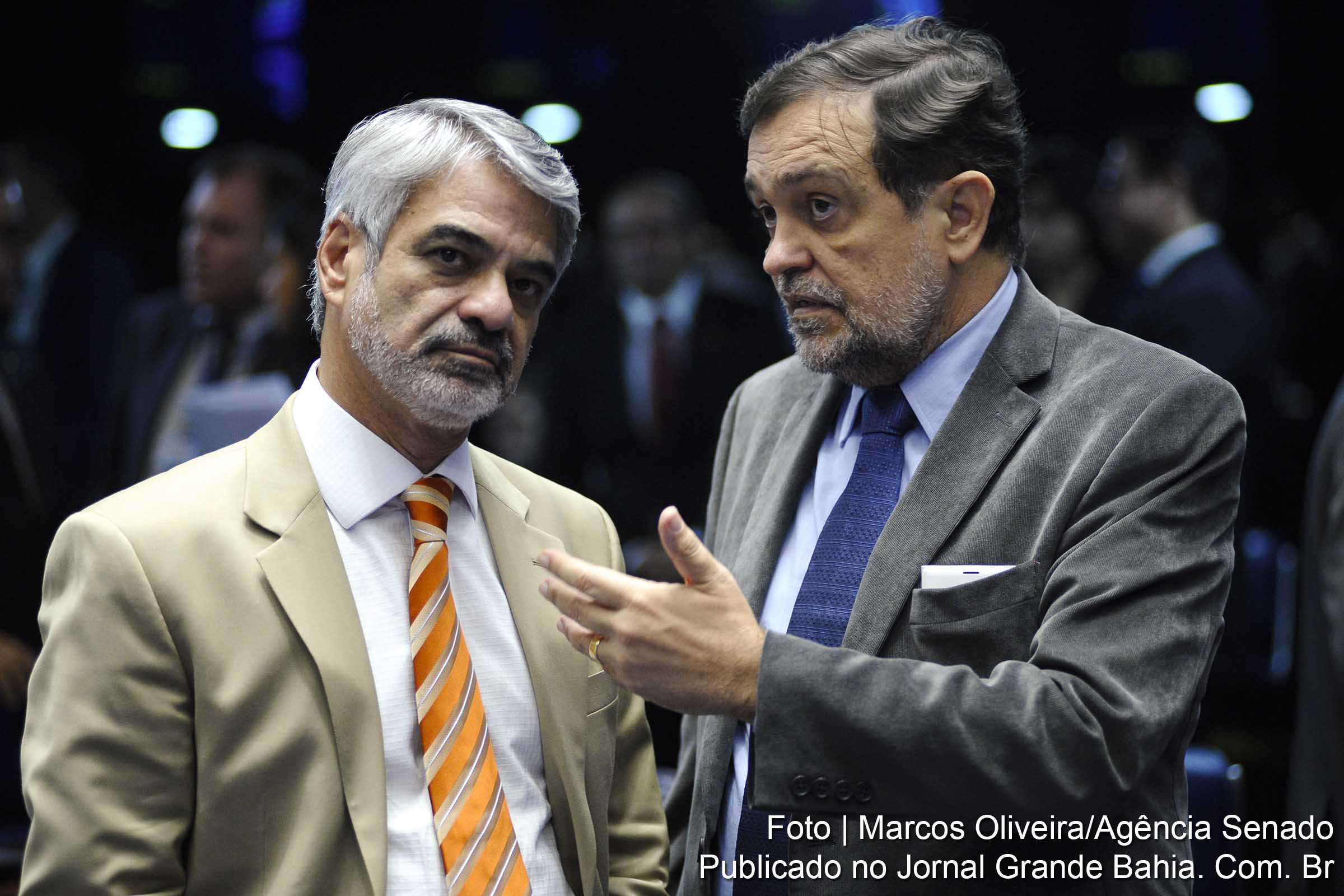 Senadores do Partido dos Trabalhadores Humberto Costa (PE) e Walter Pinheiro(BA) discutem reforma política.