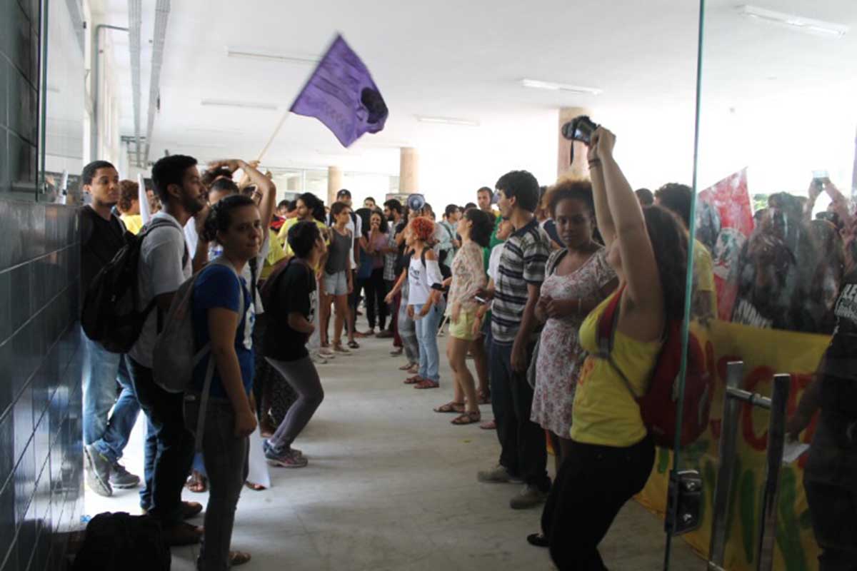 Estudantes da Ufba protestam contra o ministro Gilmar Mendes.