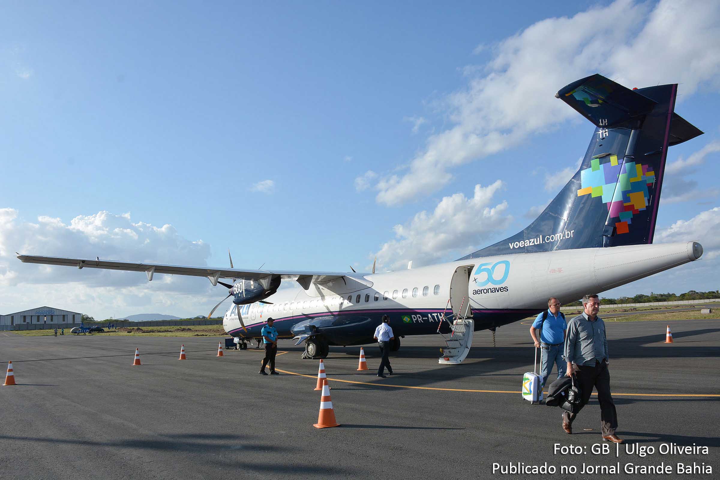 Segundo Governo do Estado, foram realizadas obras de melhorias e ampliação dos terminais baianos e novos voos regulares foram criados. Imagem da pista de pouso e decolagem do Aeroporto Regional de Feira de Santana.
