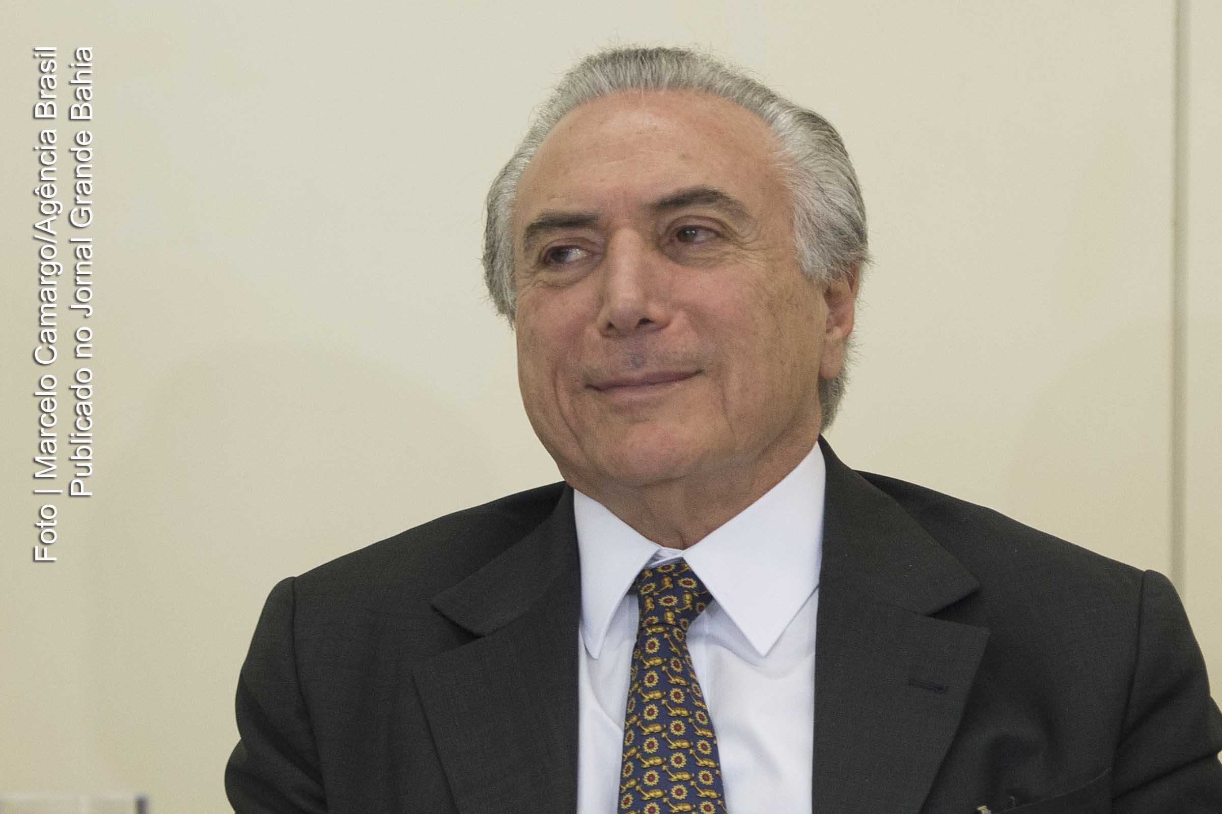 Michel Temer: “Na verdade, até uma crisezinha política ainda tem, por causa da posição do presidente Eduardo Cunha, mas crise institucional não existe.".