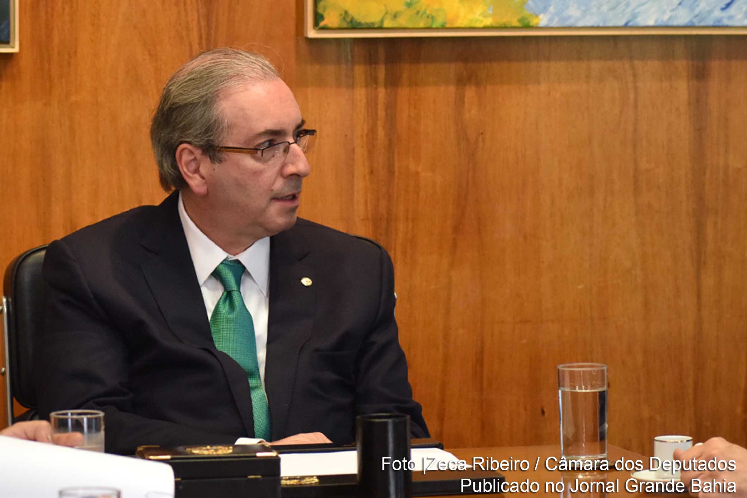 Deputado Eduardo Cunha é suspeito de integrar esquema de corrupção.