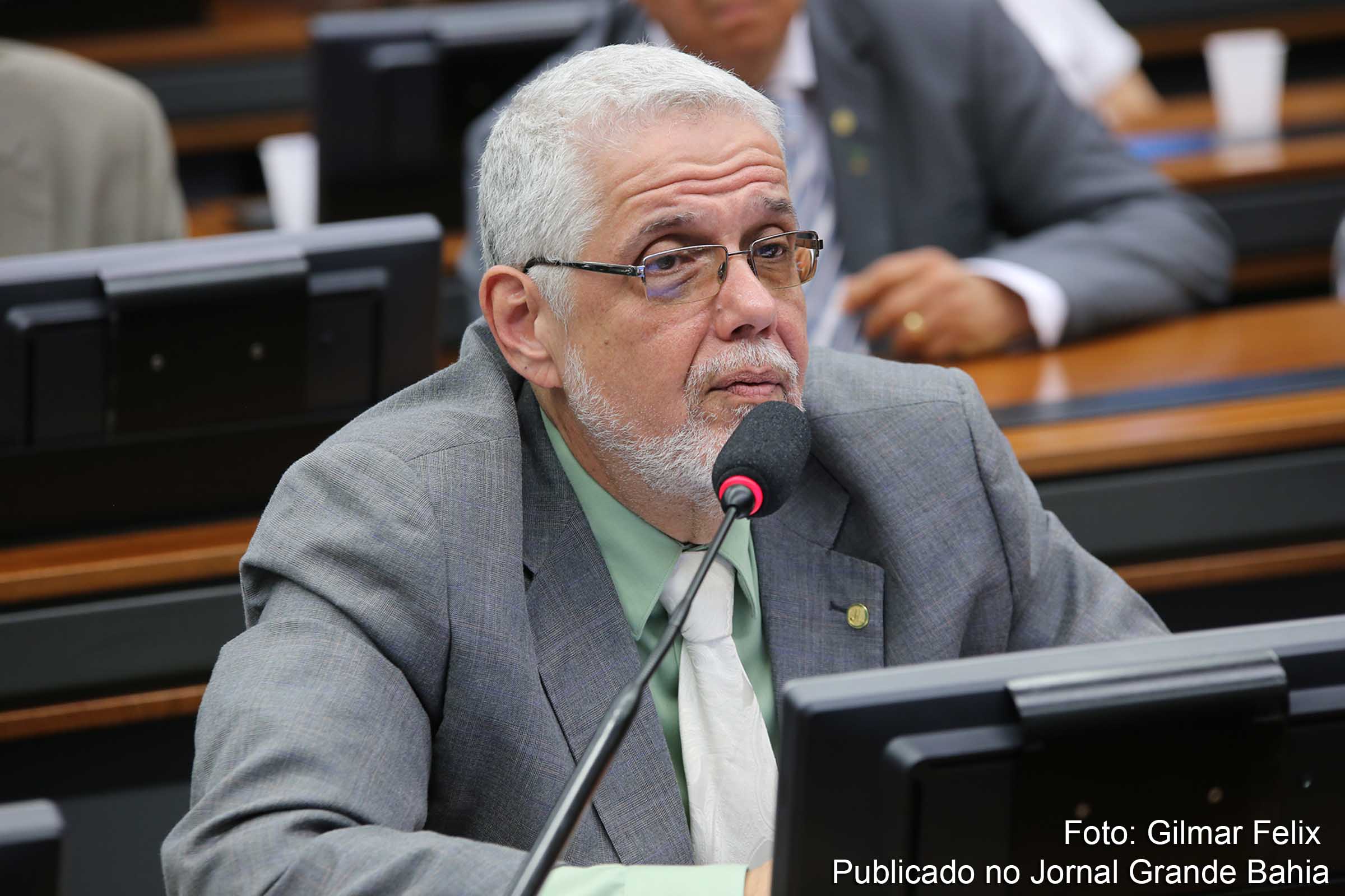 Deputado Jorge Solla apresenta documentos que comprovam repasse da Odebrecht para políticos opositores do PT.