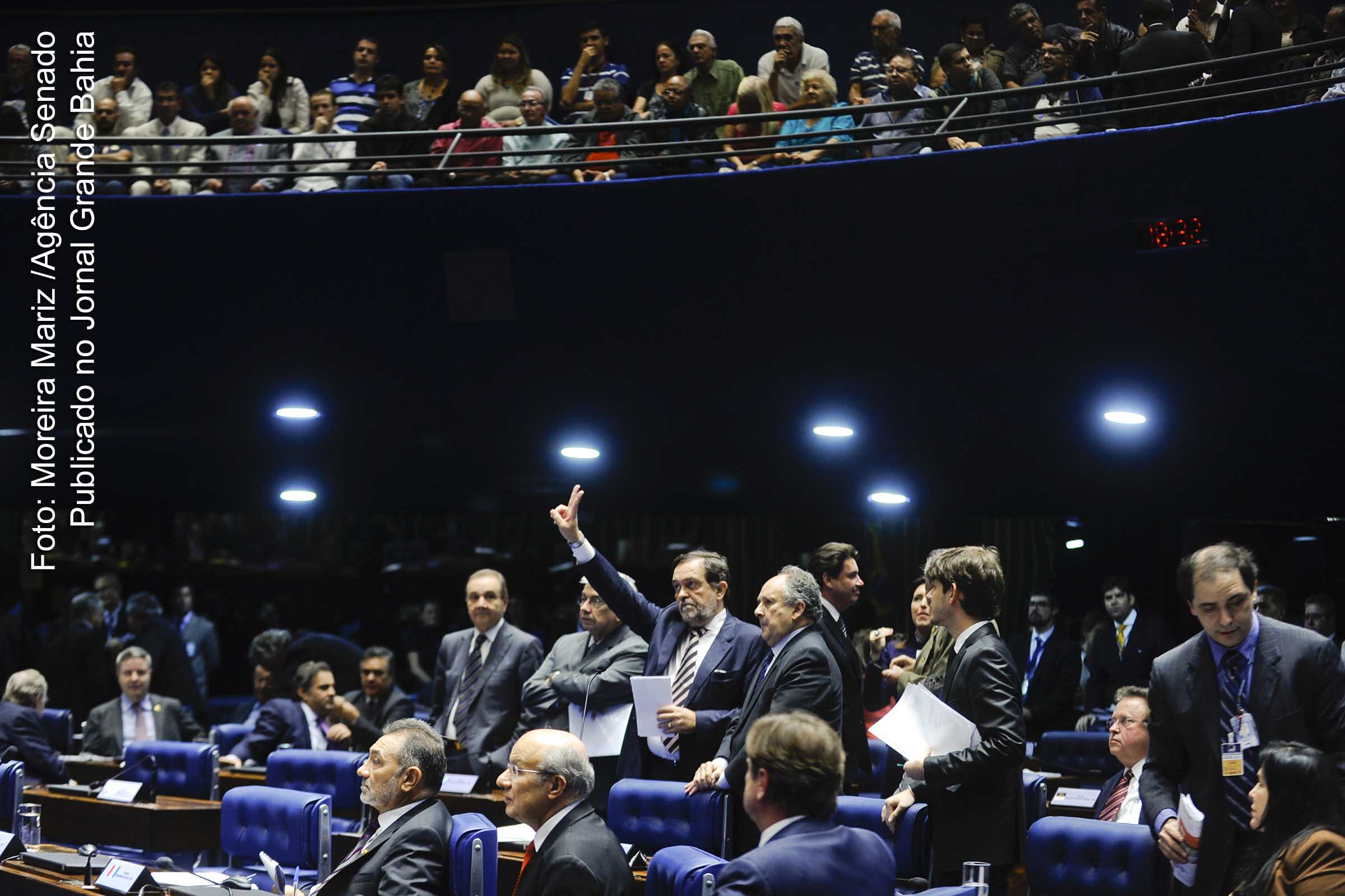 Senador Walter Pinheiro critica reforma política.