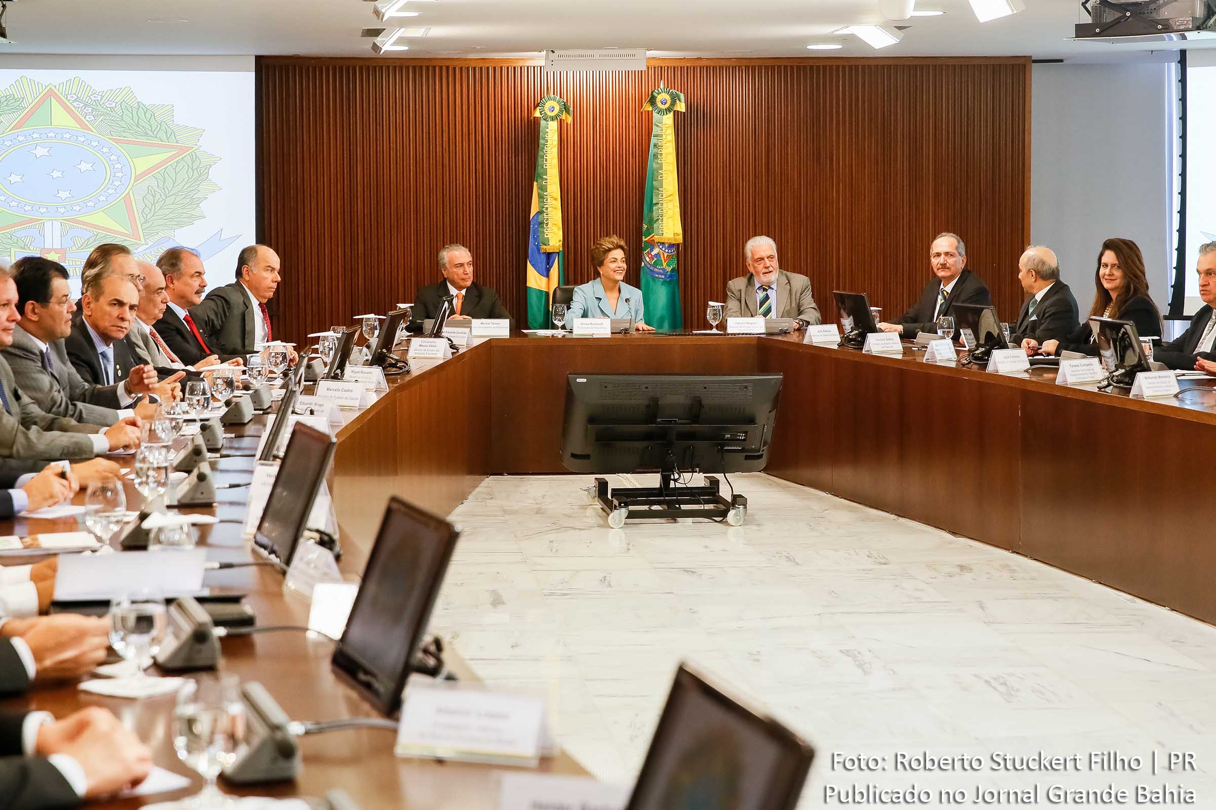 Presidente Dilma Rousseff e ministros. Crise política no centro das discussões.