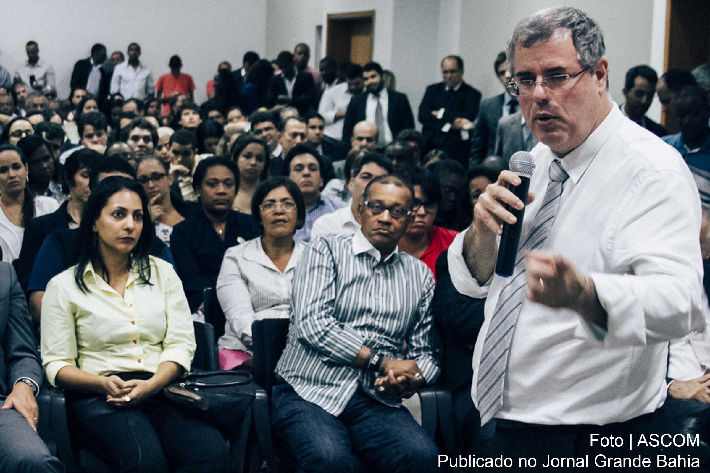 Luiz Viana combate desvalorização profissional de jovens advogados.