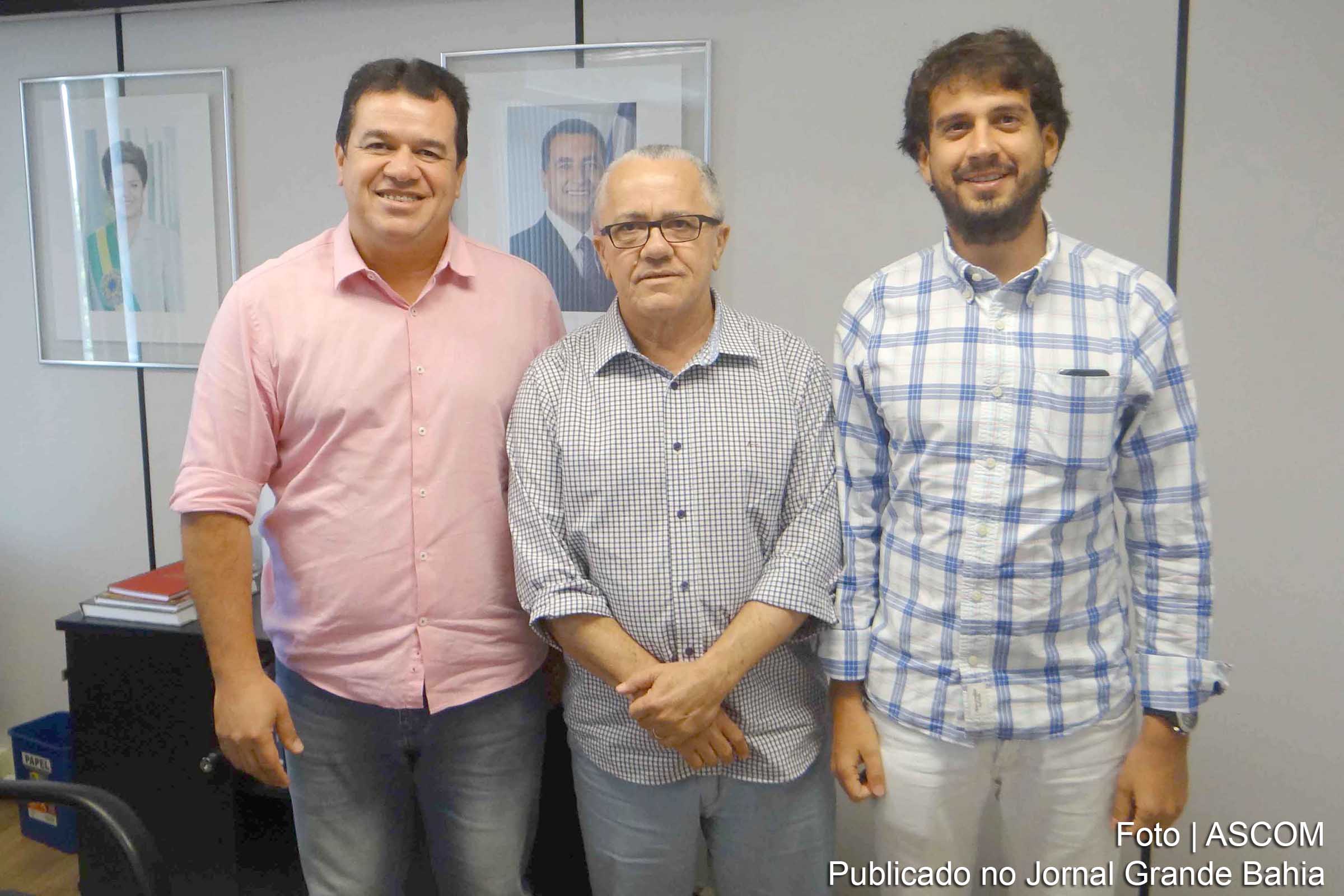 Deputado estadual Marquinho, secretário Josias Gomes e o prefeito de Coribe, Manuel Azevedo Rocha.