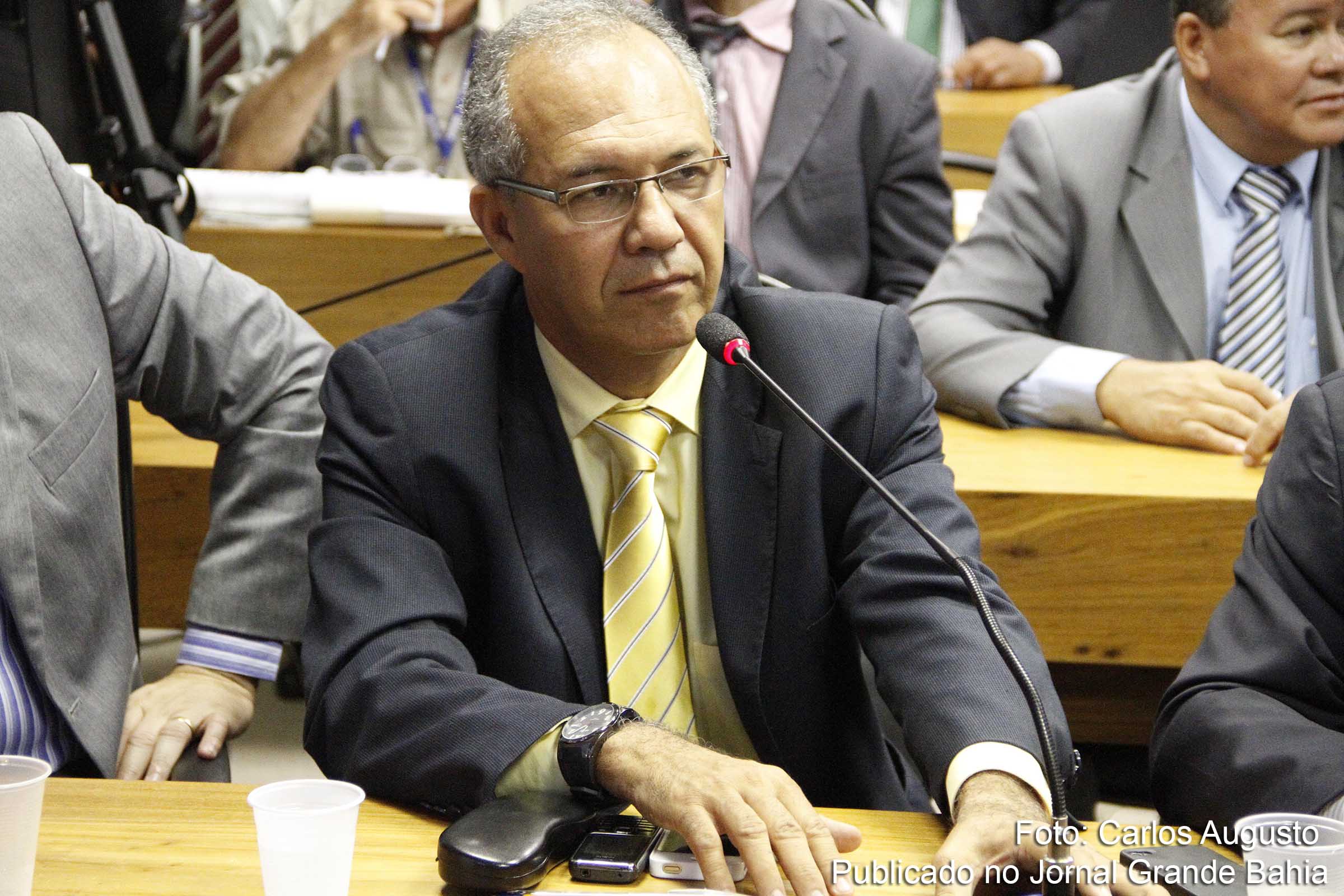 Deputado Carlos Geilson critica silêncio de movimentos sociais sobre o caso.