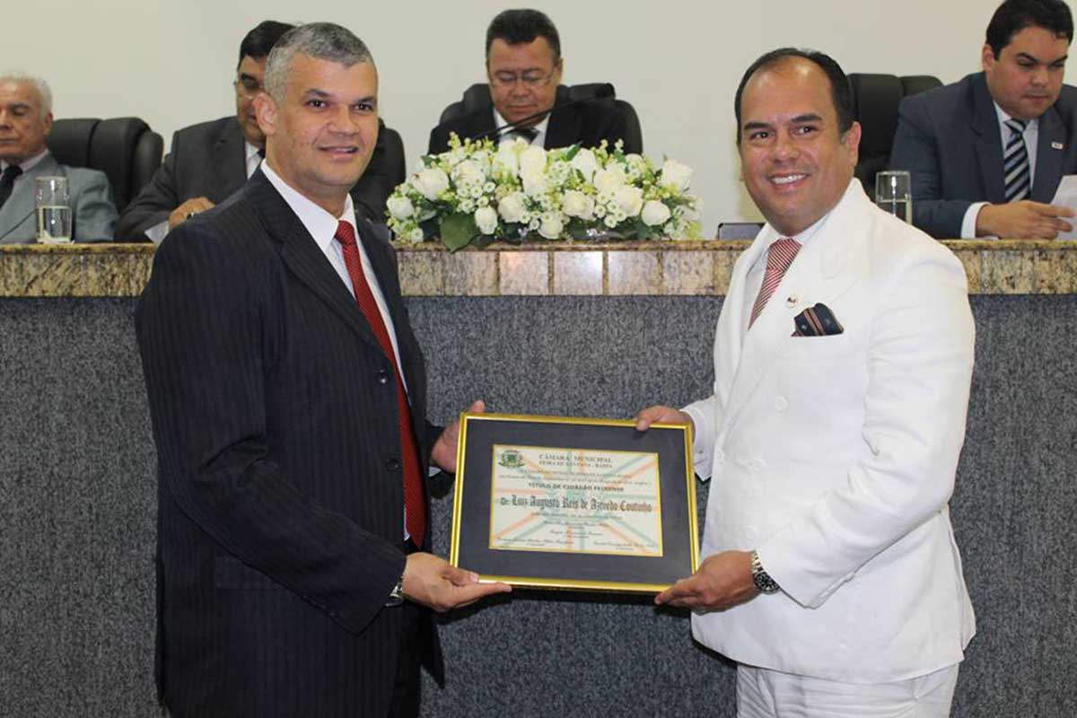 Pablo Roberto entrega título de 'Cidadão Feirense' a Luiz Augusto Reis de Azevedo Coutinho.