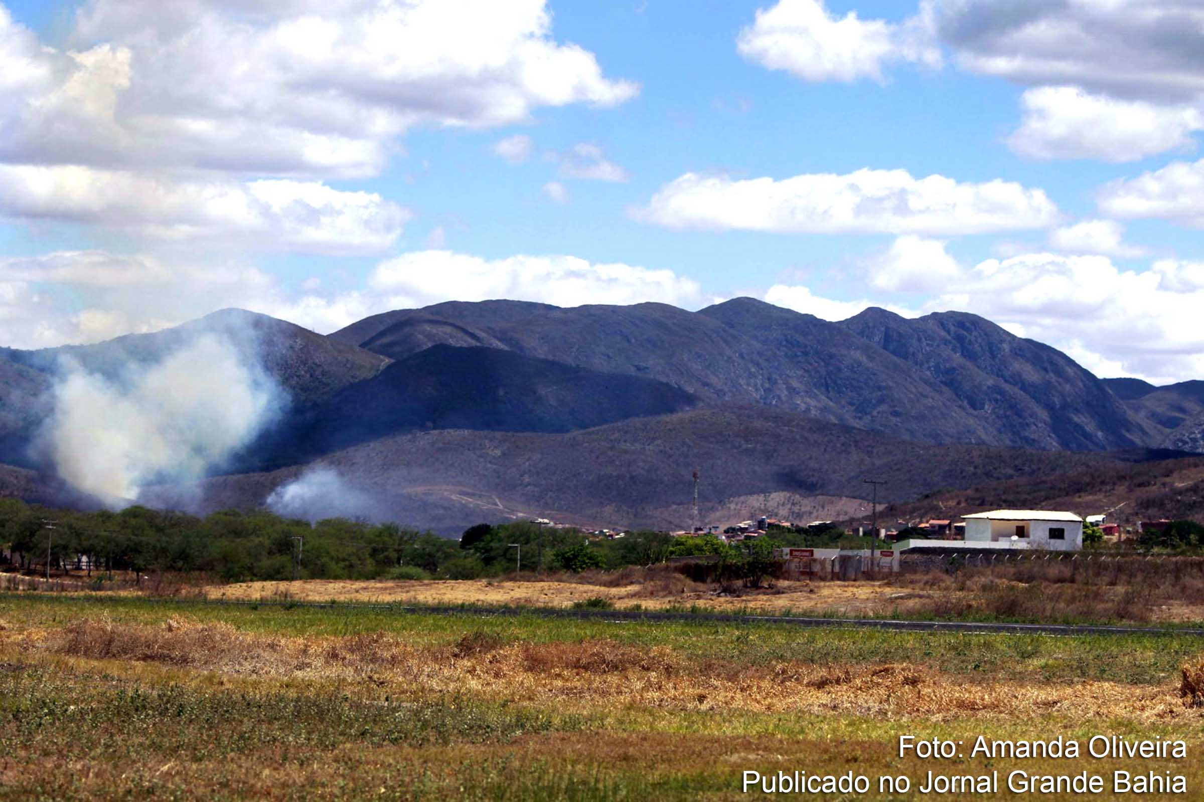 Ao menos 50 mil hectares foram queimados nos incêndios, de acordo com a Secretaria de Meio Ambiente da Bahia.