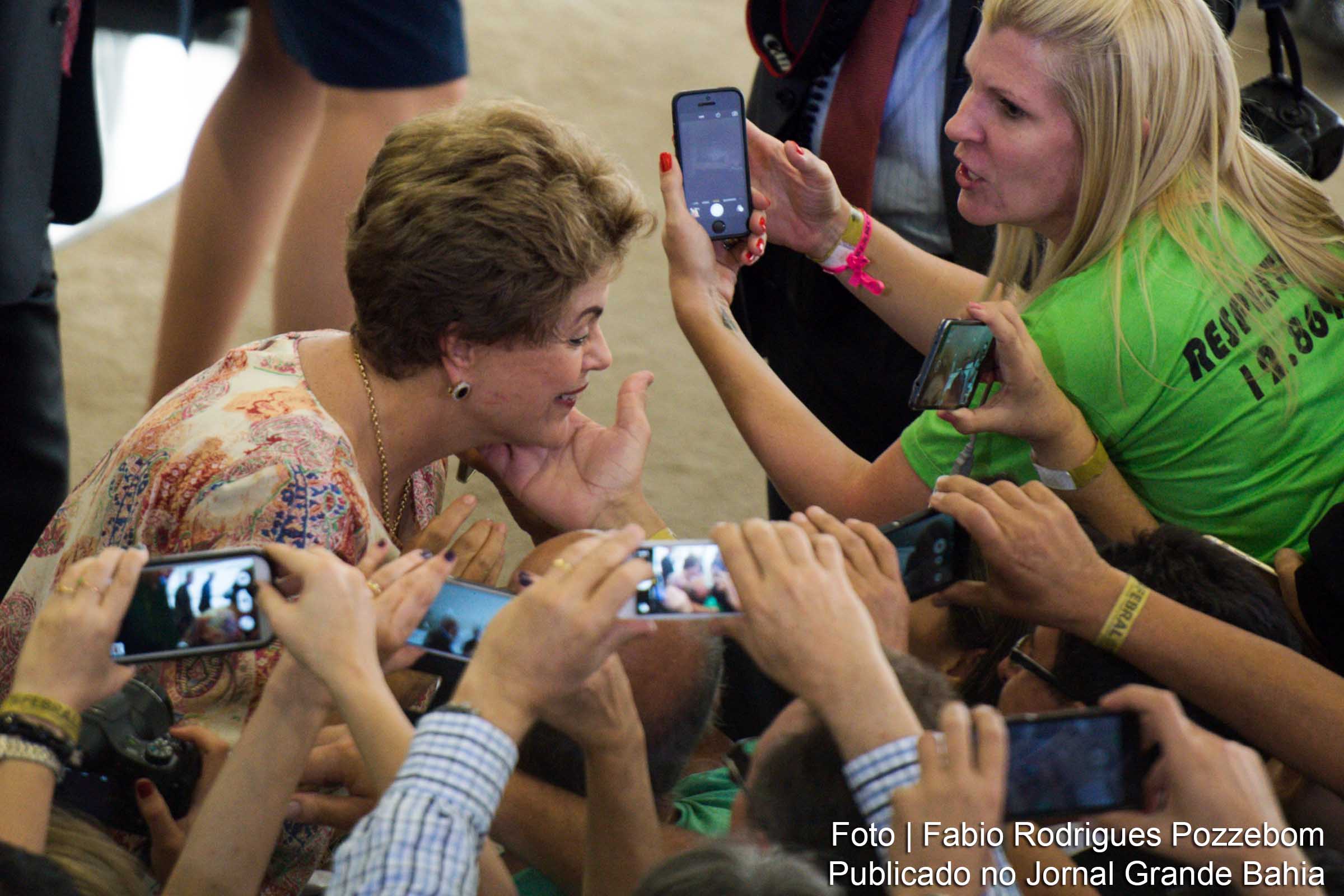 Dilma Rousseff recebe o carinho de membros da comunidade.