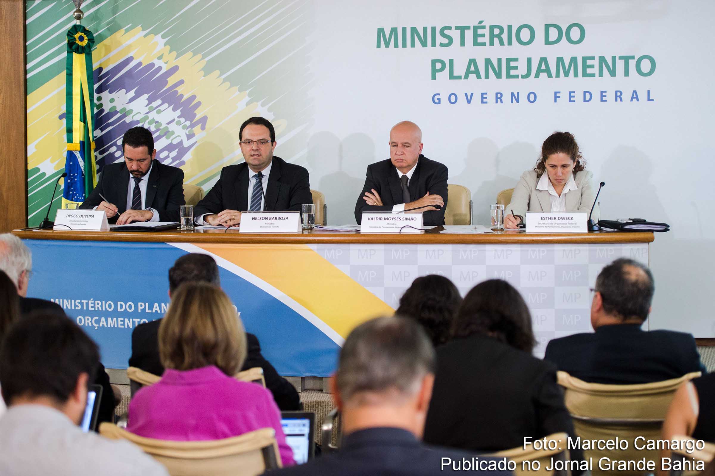 O ministro da Fazenda, Nelson Barbosa, e o ministro do Planejamento, Valdir Simão, anunciam os cortes no Orçamento e mudanças fiscais para 2016.