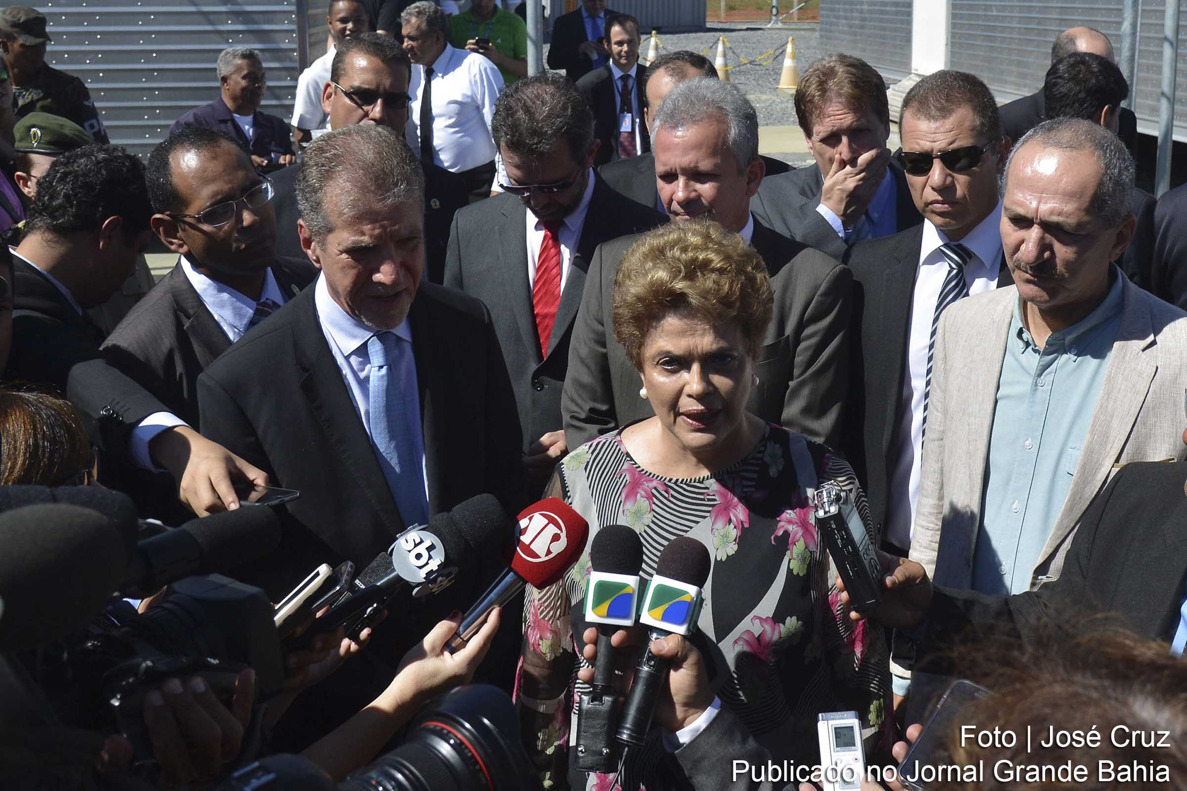 A presidenta Dilma defendeu a permanência do PMDB no governo, durante visita as obras de infraestrutura para operação do Satélite Geoestacionário de Defesa e Comunicações Estratégicas, do Centro de Operações Espaciais-COPE/ VI Comar da Aeronáutica.