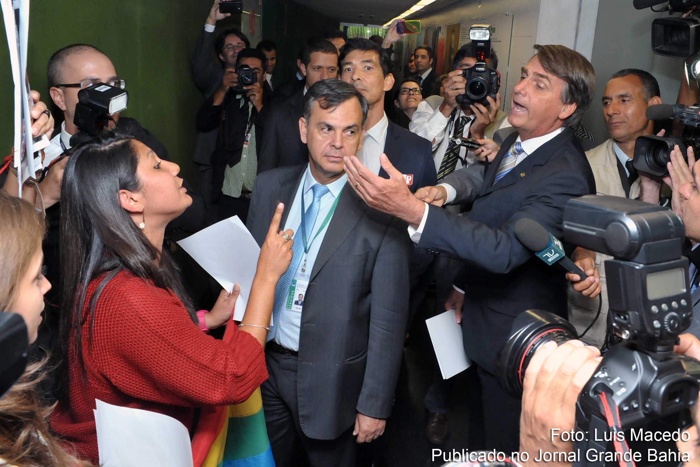 Deputado Jair Bolsonaro, perfil homofóbico e violento. Discurso de Bolsonaro durante votação do impeachment foi criticado por entidades de direitos humanos.