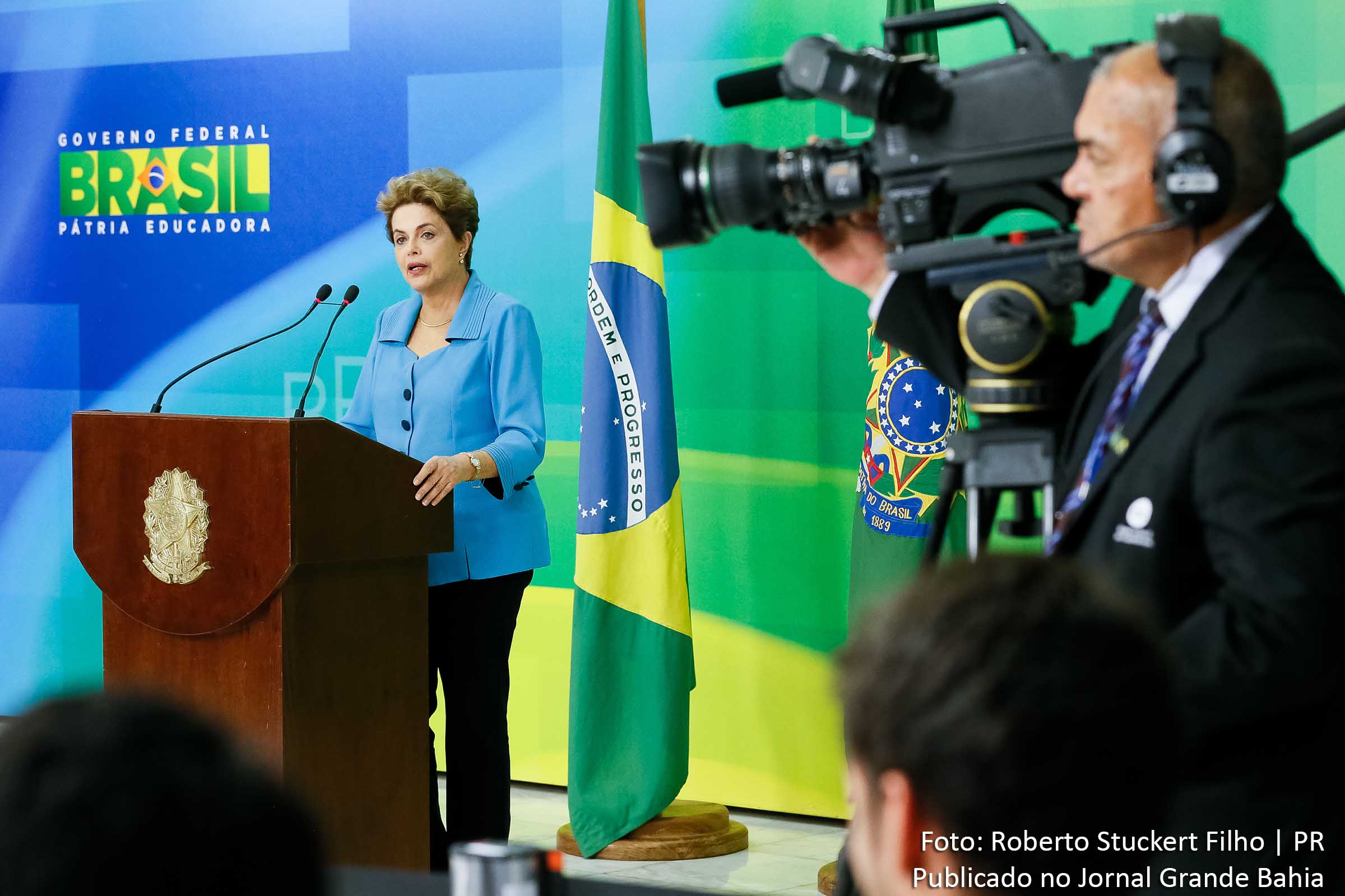Dilma Rousseff diz que decisão do afastamento "é golpe".