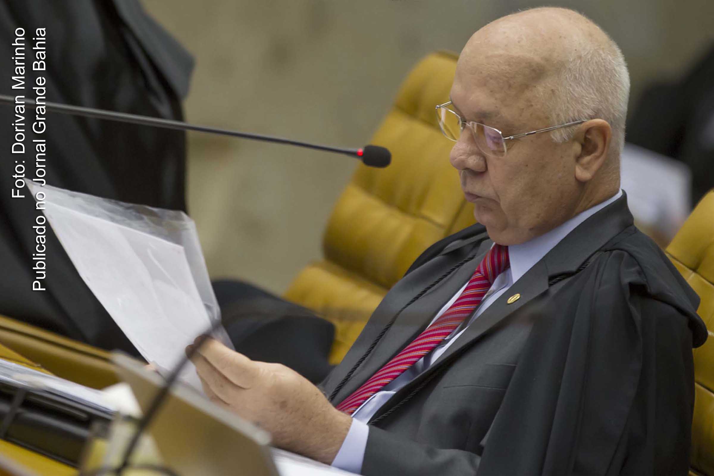 O ministro Teori Zavascki, relator do processo da Lava Jato, determinou afastamento de Eduardo Cunha do mandato de deputado federal e da Presidência da Câmara Federal.