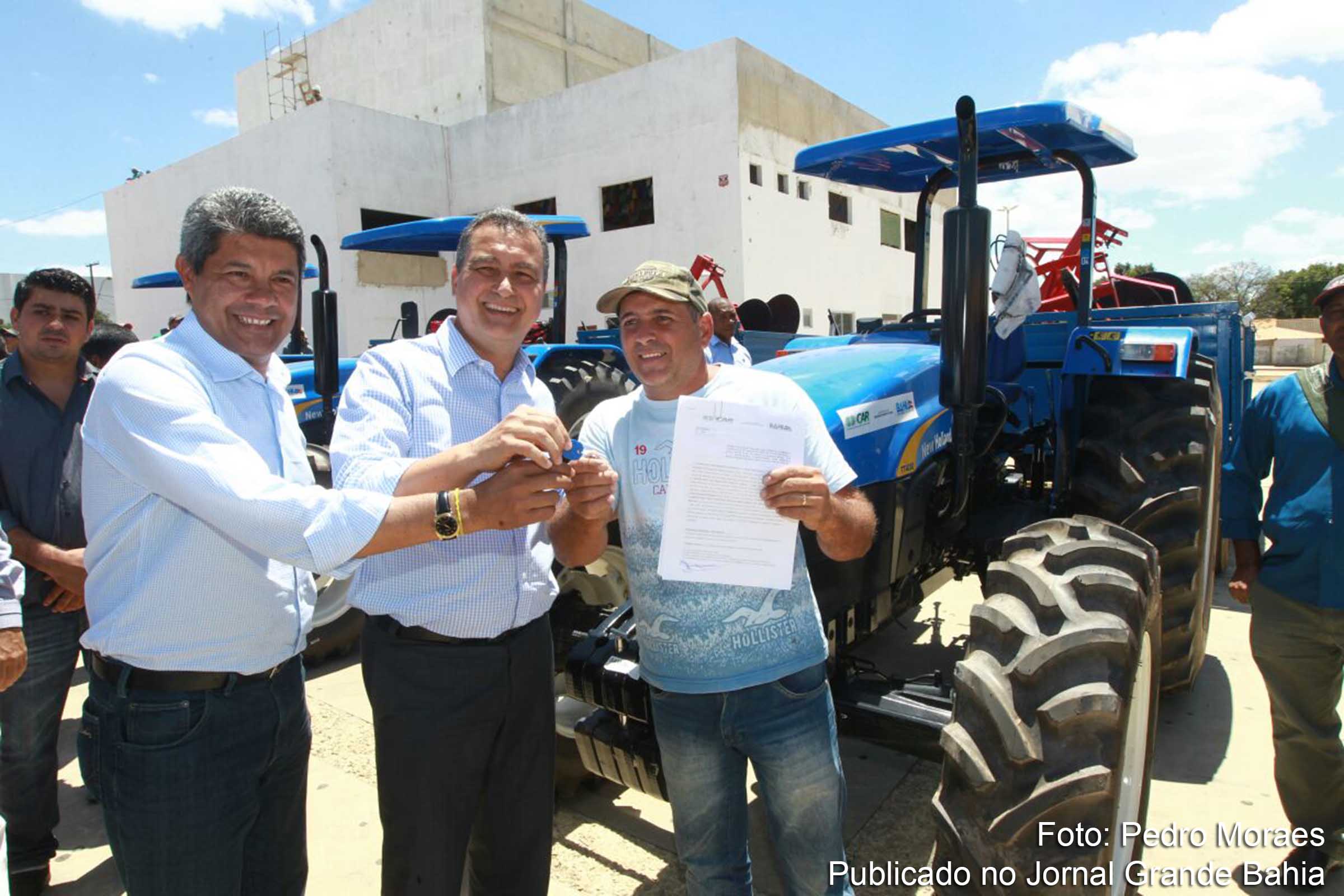 Governador Rui Costa entrega tratores e equipamentos agrícolas para associações de pequenos produtores e assentamentos, no município de Vitória da Conquista.