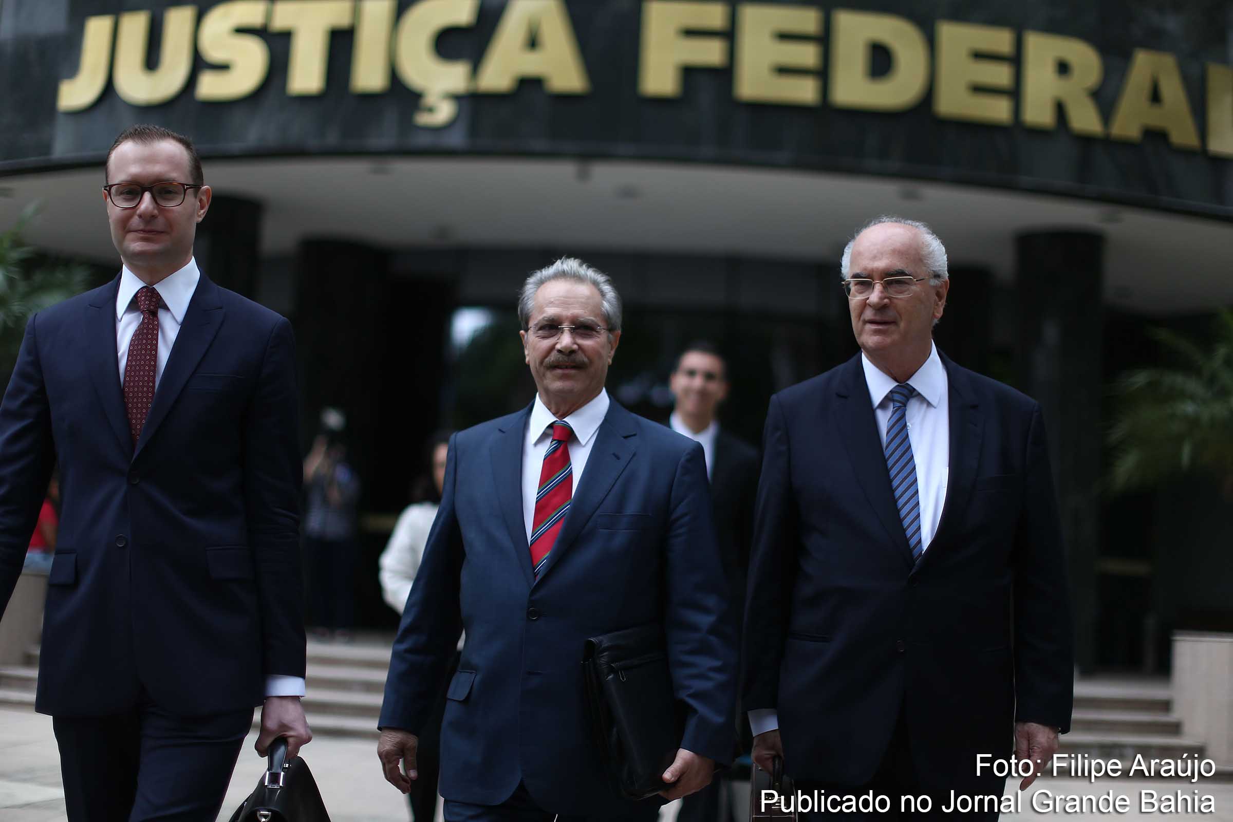 Advogados Cristiano Zanin Martins, , Roberto Teixeira e Cirino dos Santos criticam atuação do MPF e do juiz Sérgio Moro.