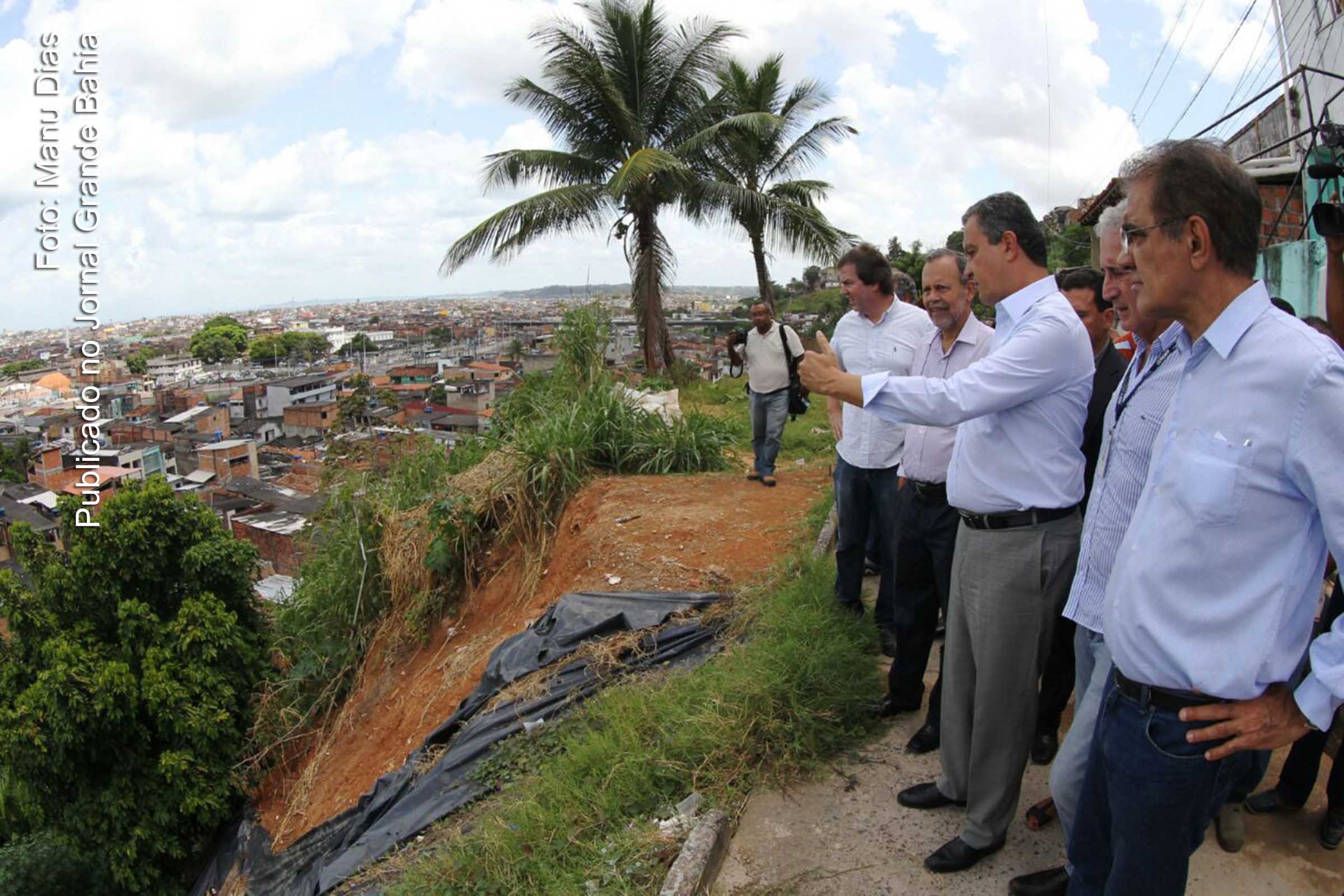 Governador Rui Costa assina ordem de serviço para construção de contenção de encosta no bairro da Liberdade.