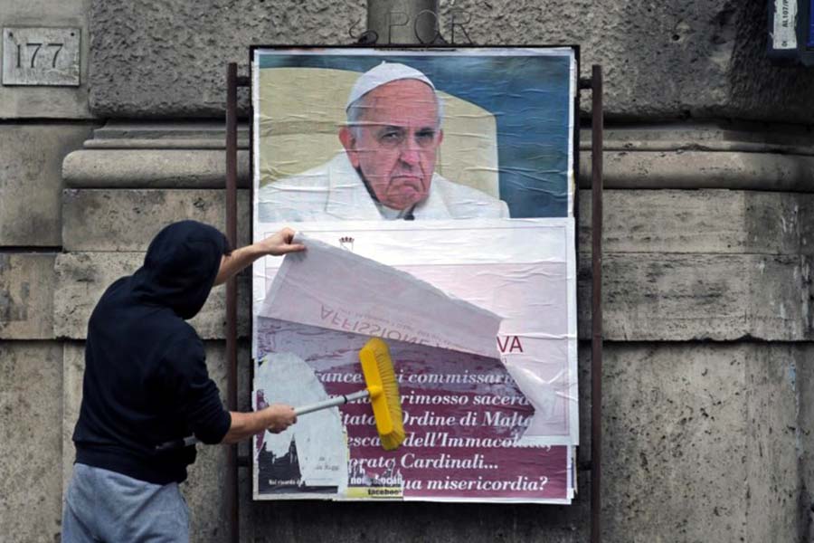 Cartaz criticando papa Francisco.
