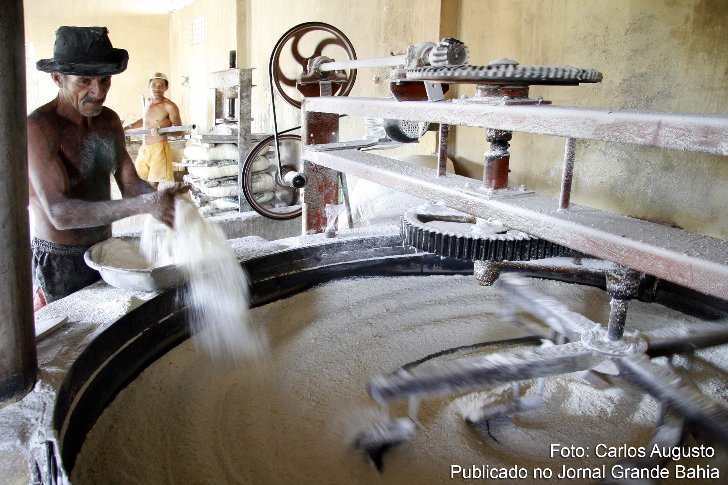 Produtores de farinha recebem capacitação.