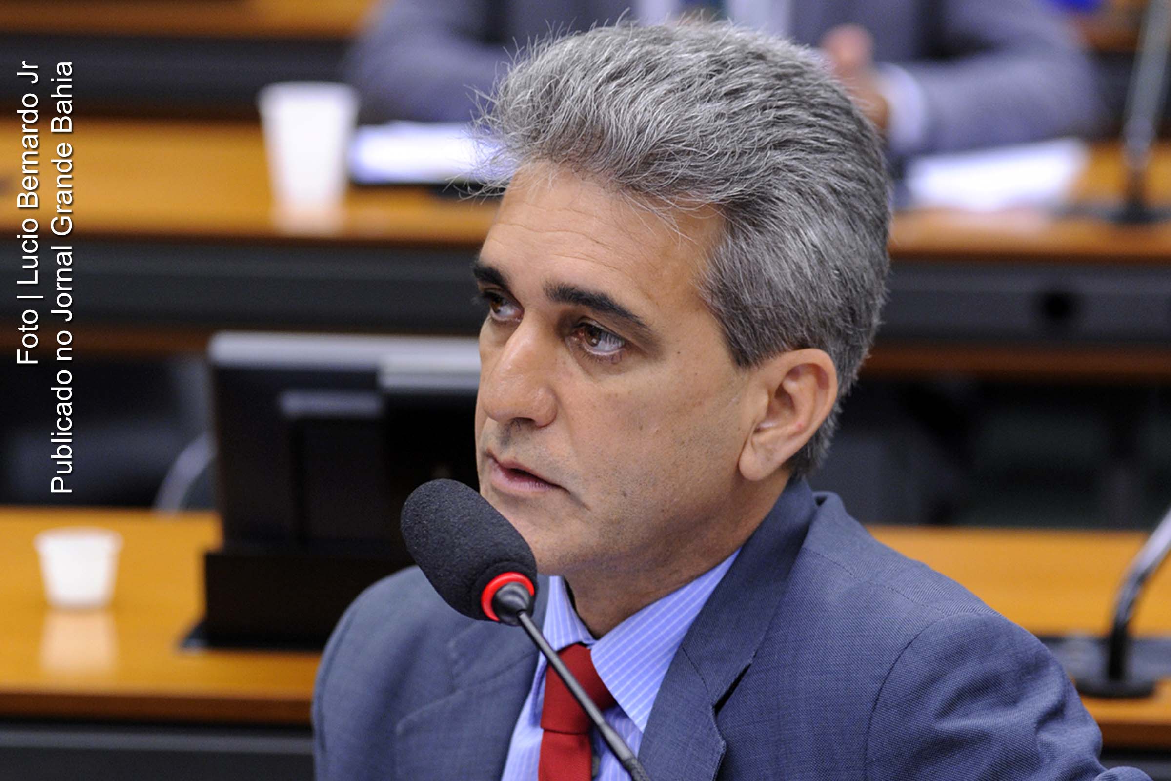 Deputado federal Robinson Almeida critica reforma trabalhista proposta pelo Governo Temer.