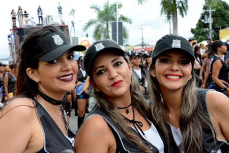 Este ano no circuito Maneca Ferreira a novidade da Micareta foram mulheres que estrearam o bloco “Lá Vem Eles”, cheio de gente bonita.
