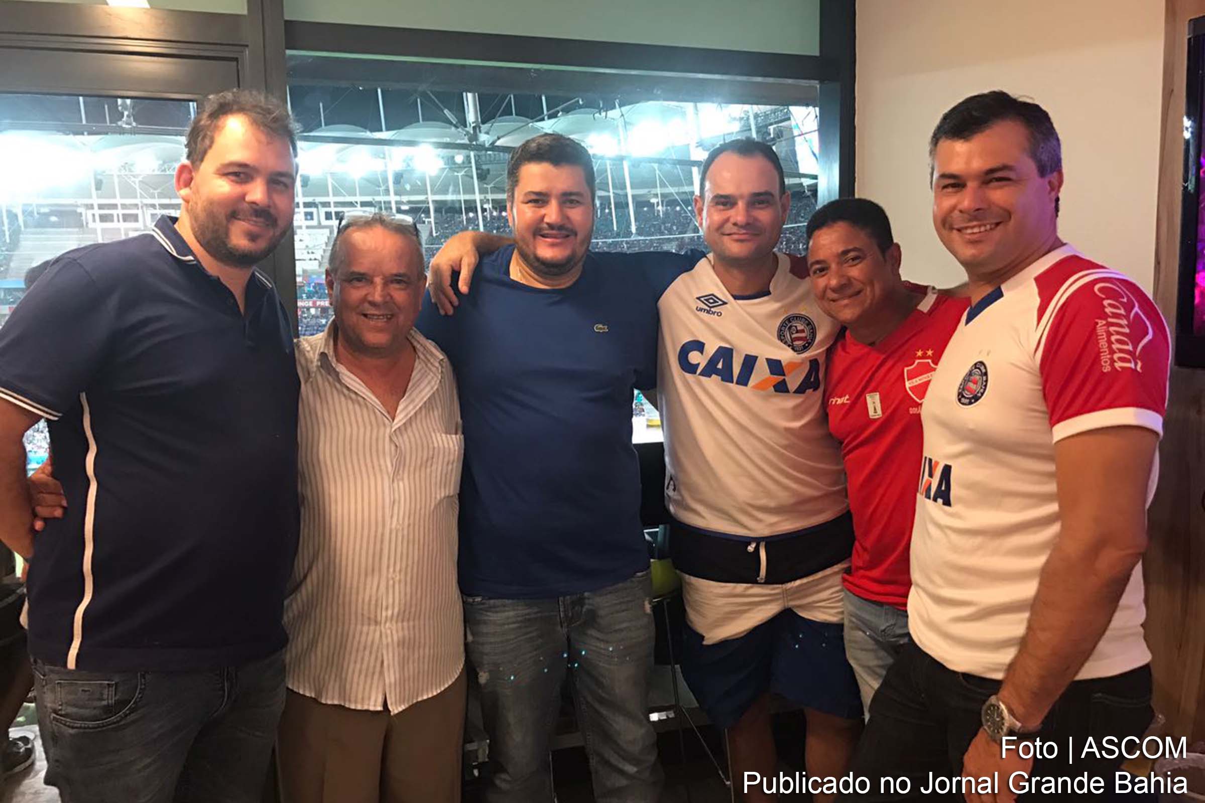 Vereador Reinaldo Miranda (Ronny) comemora, ao lado de amigos, vitória do Bahia.